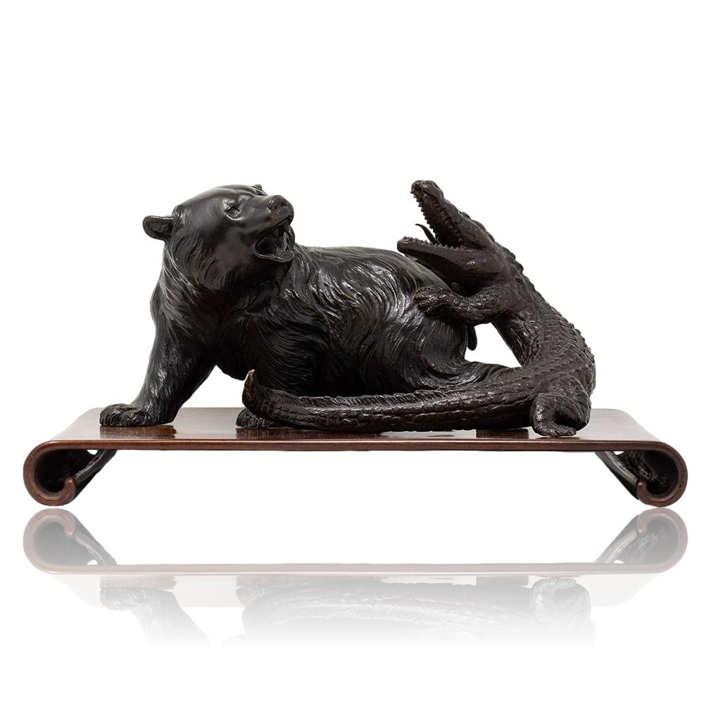 Calco Okimono giapponese in bronzo Meiji di Yoshimitsu raffigurante un orso e un alligatore in vendita