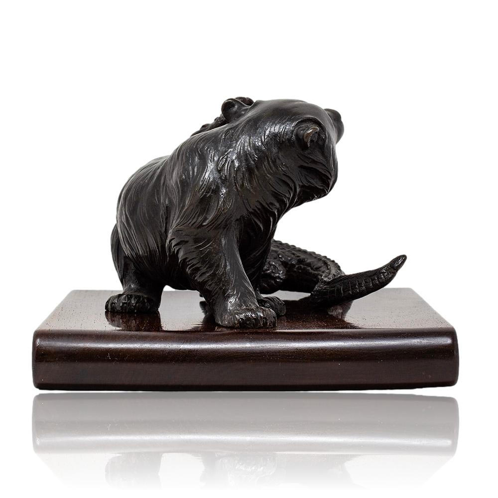 Bronzo Okimono giapponese in bronzo Meiji di Yoshimitsu raffigurante un orso e un alligatore in vendita