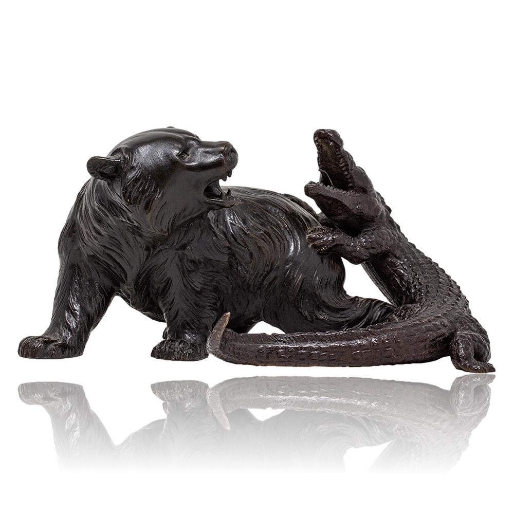 Okimono giapponese in bronzo Meiji di Yoshimitsu raffigurante un orso e un alligatore in vendita 1
