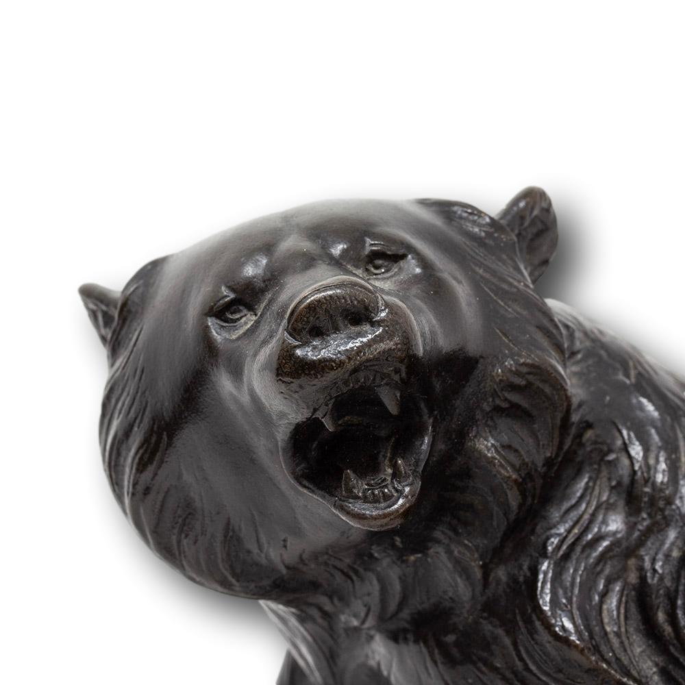 Okimono giapponese in bronzo Meiji di Yoshimitsu raffigurante un orso e un alligatore in vendita 2