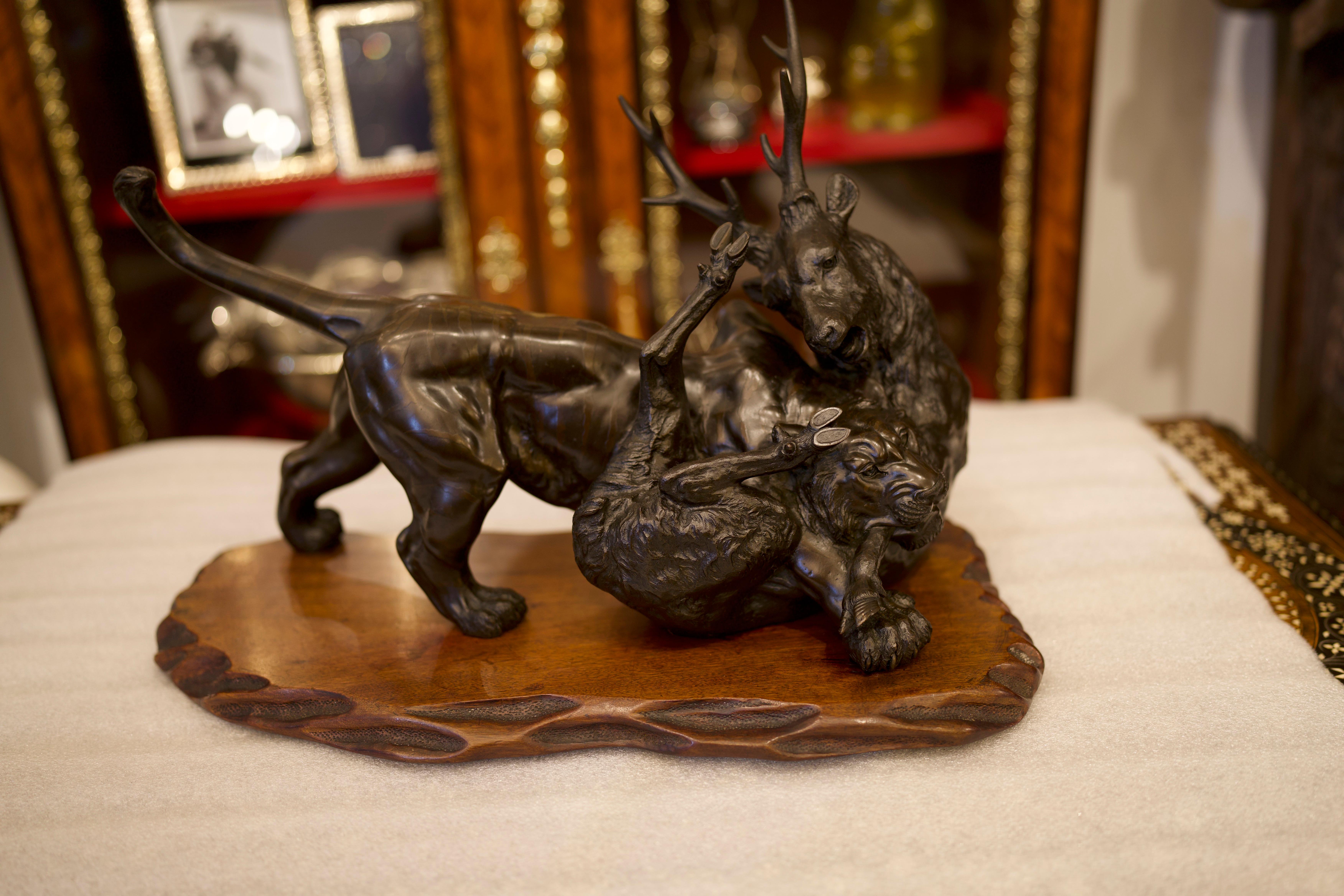 Una splendida tigre/antelope giapponese Meiji in bronzo su base di legno duro, XIX secolo. La tigre rappresenta forza, vitalità e crescita. L'artista ha catturato magnificamente le virtù in quest'opera, che ricorda una visione forte e potente.