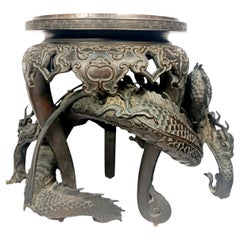 Piédestal japonais en bronze Meiji avec motif de dragon