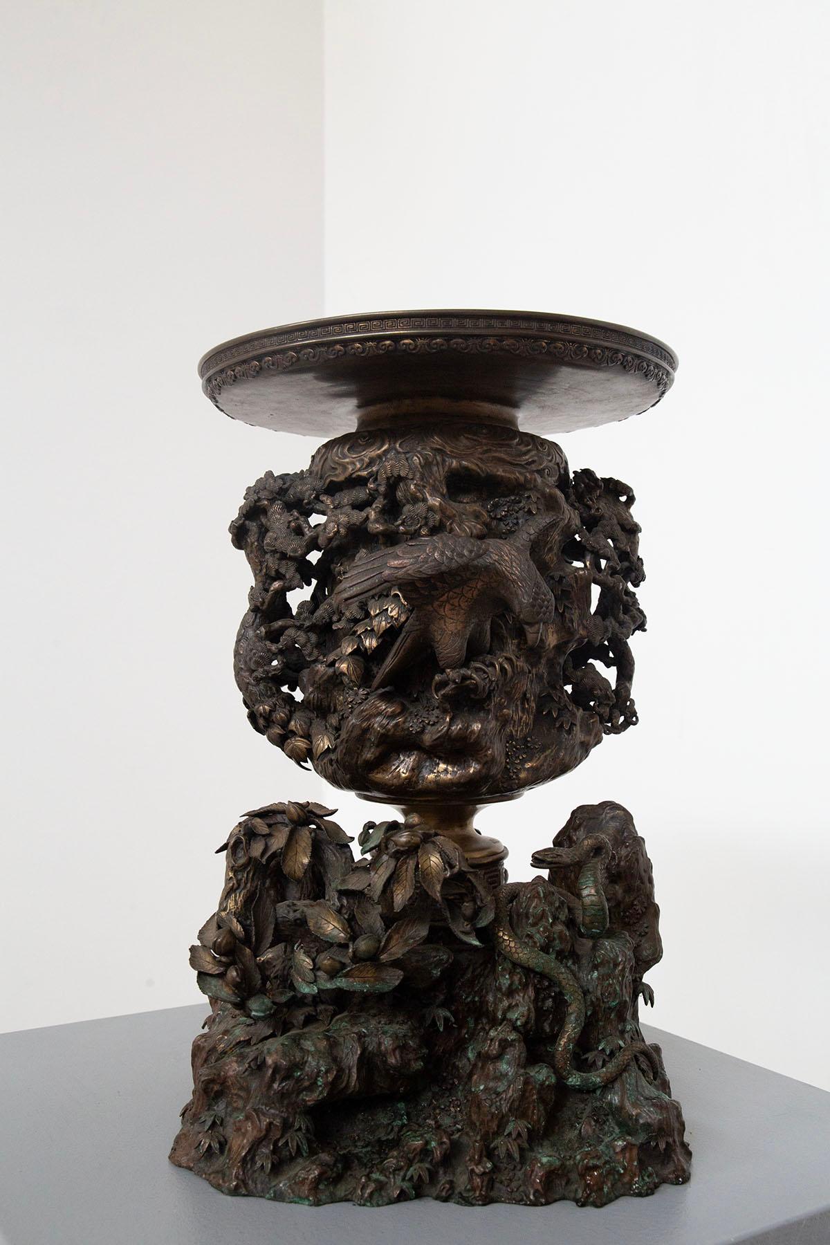 Detailed information: Exceptional finely chiselled Japanese patinated bronze censer from the Meiji period, with high relief design. The shaft, with a rotating decoration of snakes and branches, is supported by a base decorated with foliage and