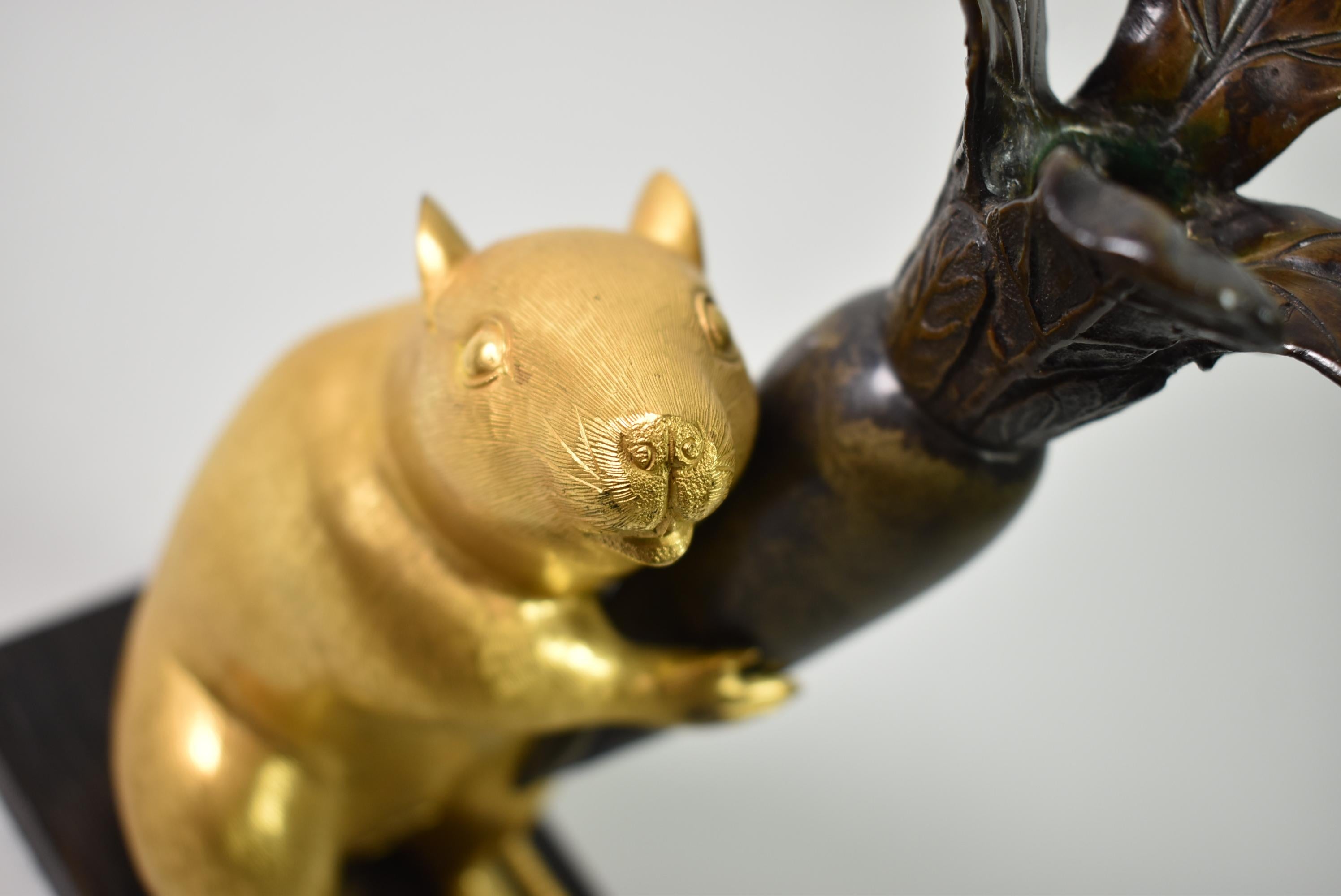 Japanischer Meiji-Bronze-Rattenleuchter aus der Meiji-Periode (1868-1912). Charmanter Kerzenhalter aus Bronze mit einer Ratte, die eine japanische Rübe hält, während die Blätter des Gemüses den Kerzenständer formen. Ratten sind in der japanischen