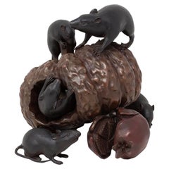 Okimono giapponese in bronzo Meiji per topi di Shosai con zucca e melograno