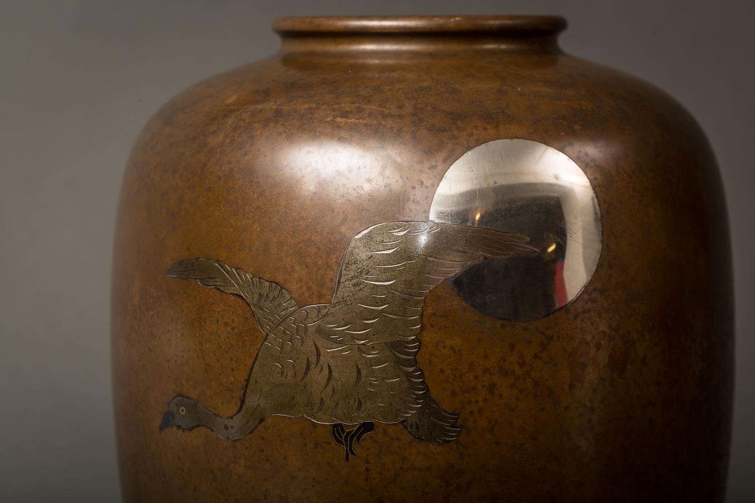 Japanische Meiji-Bronze-Takaoka-Vase mit Wasservogel- und Mondmotiv (Meiji-Periode) im Angebot