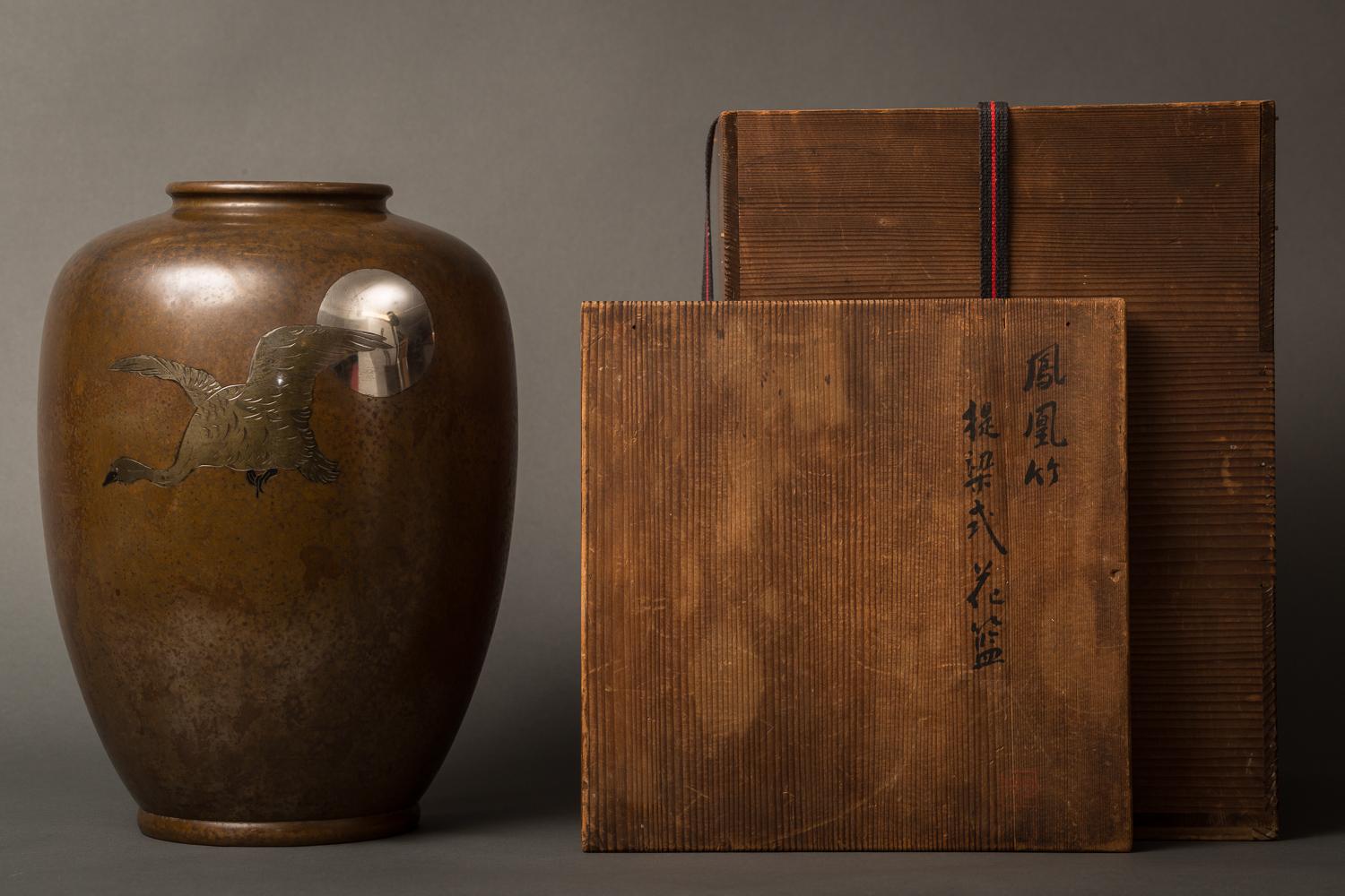 Japanische Meiji-Bronze-Takaoka-Vase mit Wasservogel- und Mondmotiv im Zustand „Gut“ im Angebot in Hudson, NY