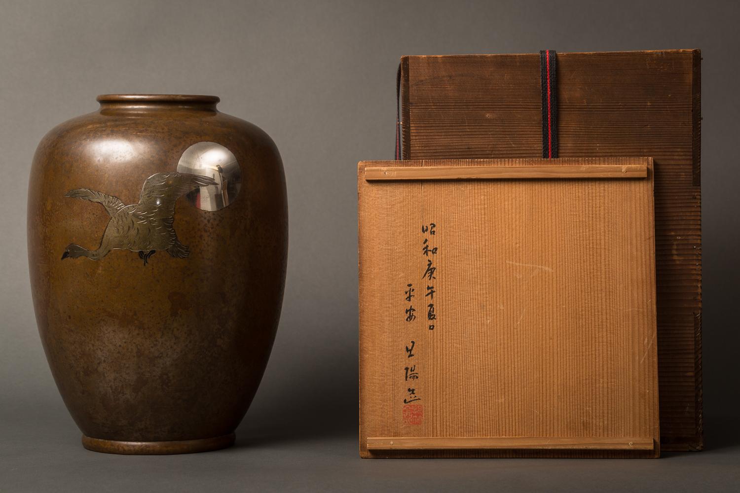 Japanische Meiji-Bronze-Takaoka-Vase mit Wasservogel- und Mondmotiv (Spätes 19. Jahrhundert) im Angebot