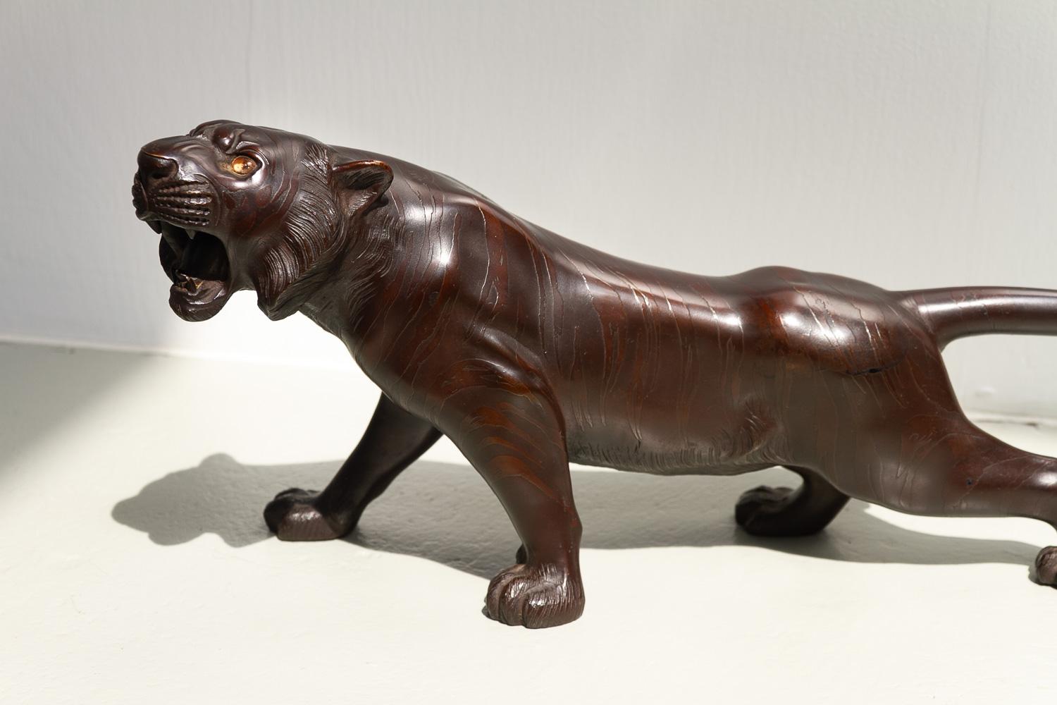 Sculpture japonaise Meiji en bronze représentant un tigre, années 1900. en vente 10