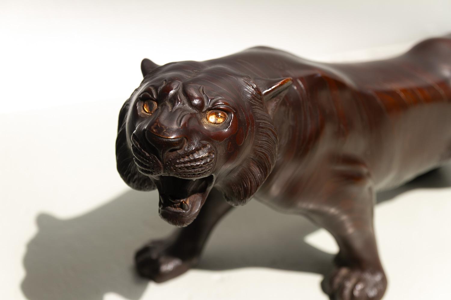 Sculpture japonaise Meiji en bronze représentant un tigre, années 1900. en vente 11