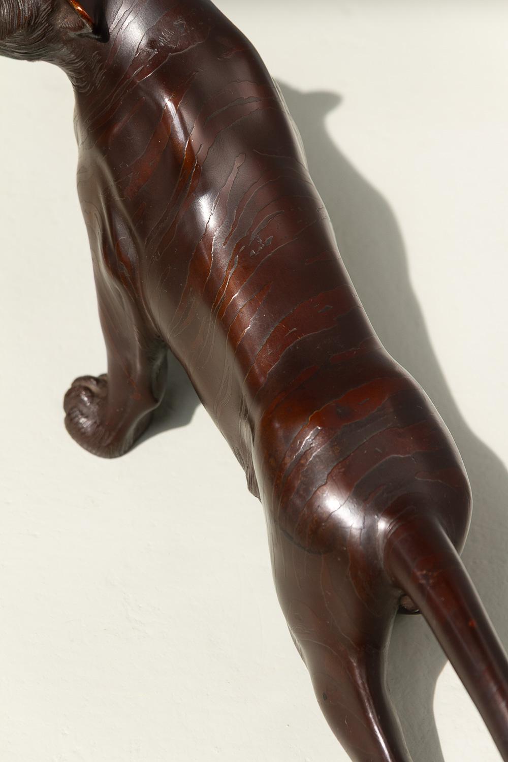 Sculpture japonaise Meiji en bronze représentant un tigre, années 1900. en vente 12