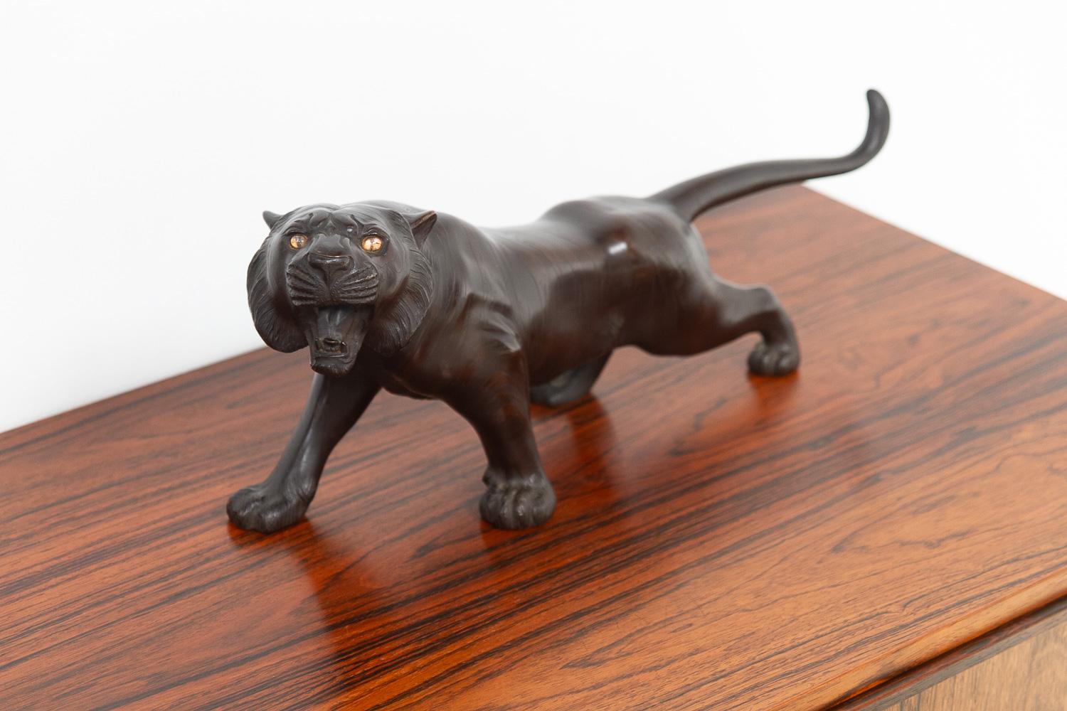 Sculpture japonaise Meiji en bronze représentant un tigre, années 1900. en vente 13