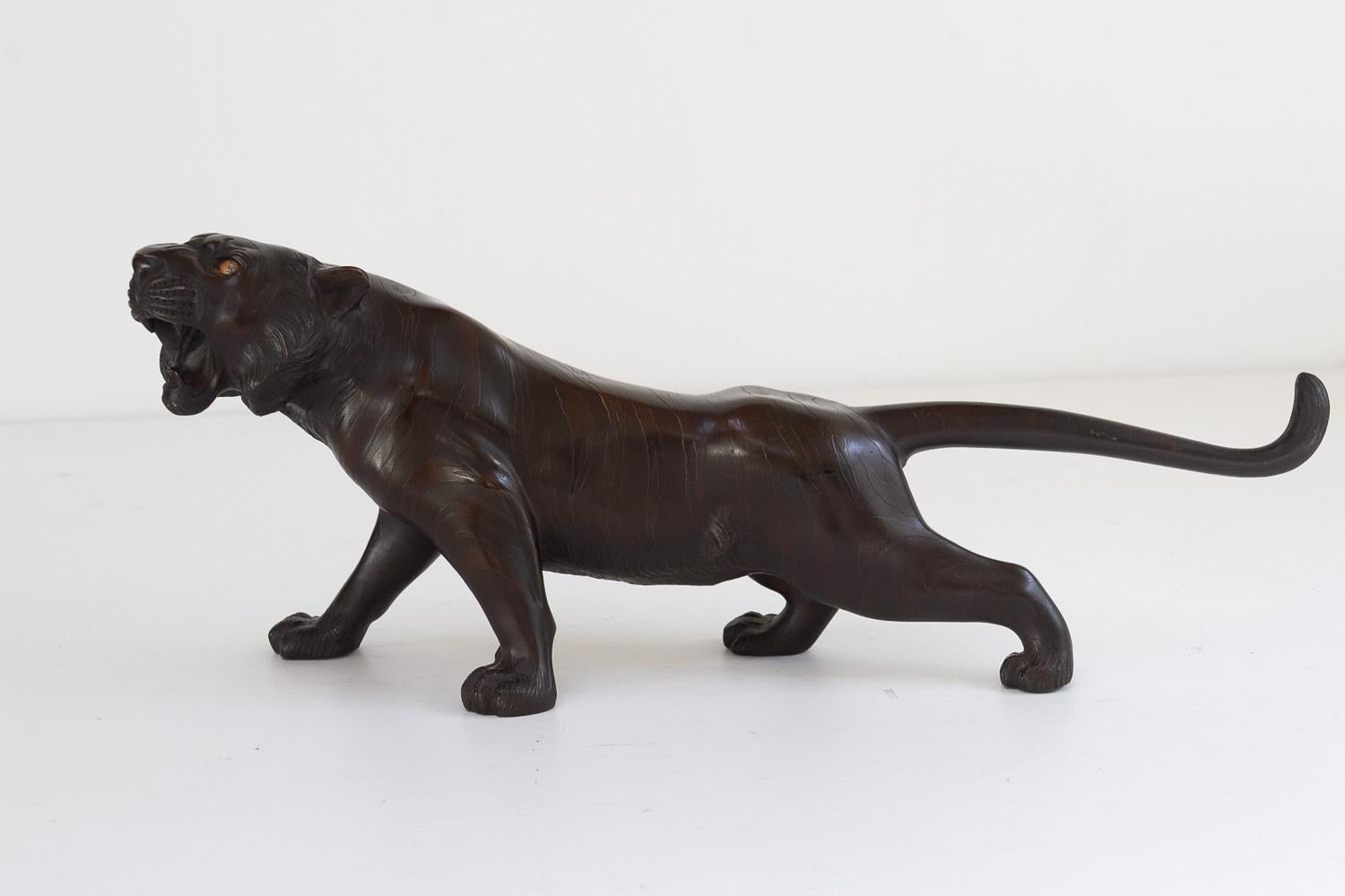 Sculpture japonaise Meiji en bronze représentant un tigre, années 1900.

Sculpture japonaise en bronze massif patiné représentant un tigre rugissant de la période Meiji. Complet avec les yeux en verre d'origine. Signé avec la marque du maître en