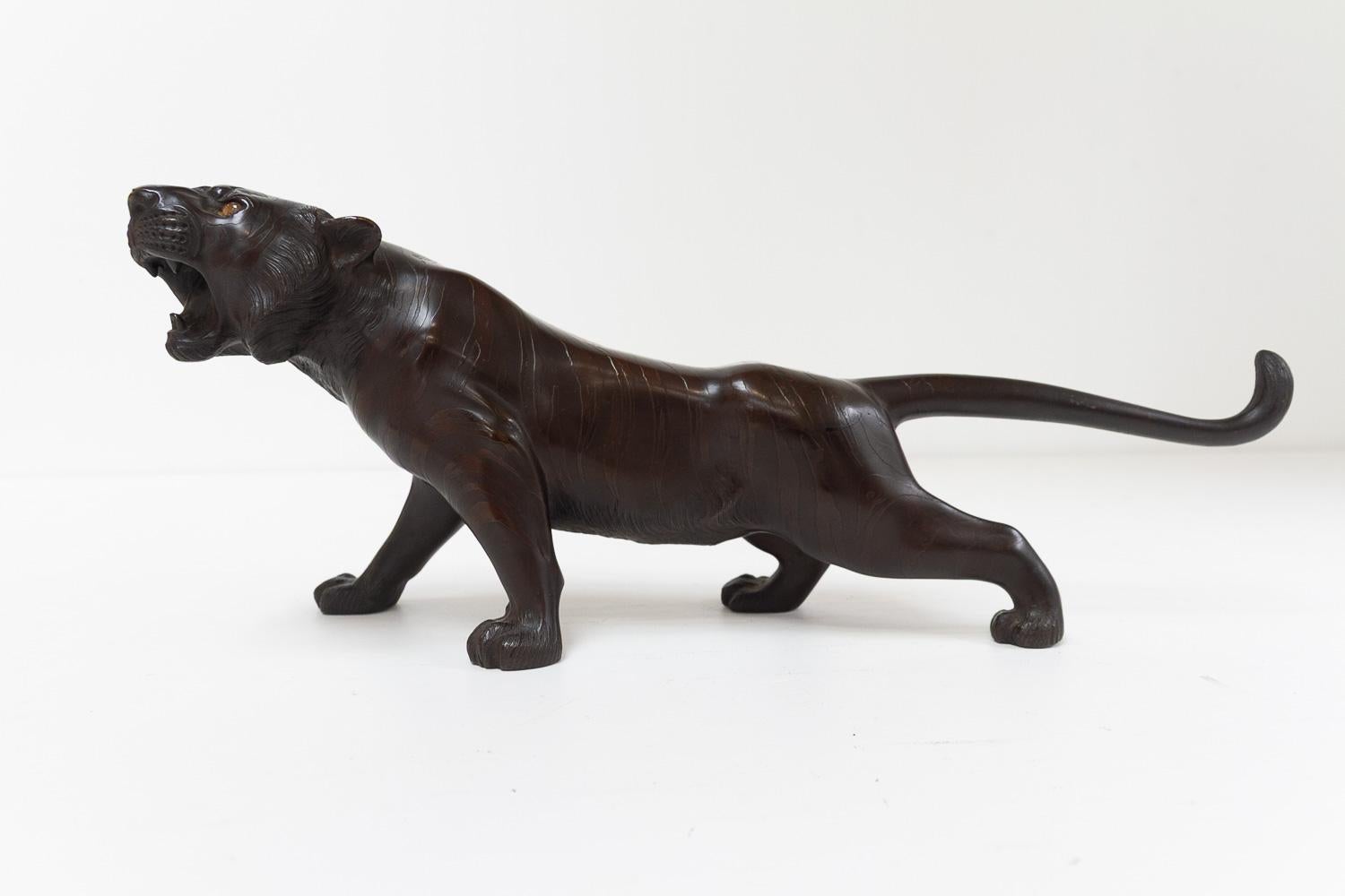 Japonais Sculpture japonaise Meiji en bronze représentant un tigre, années 1900. en vente