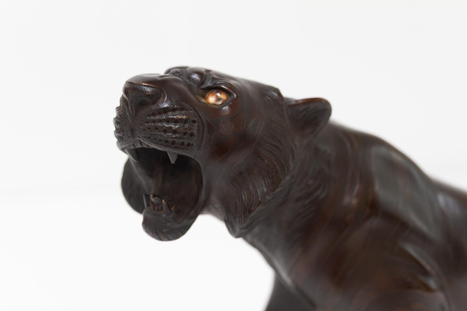 Sculpture japonaise Meiji en bronze représentant un tigre, années 1900. Bon état - En vente à Asaa, DK
