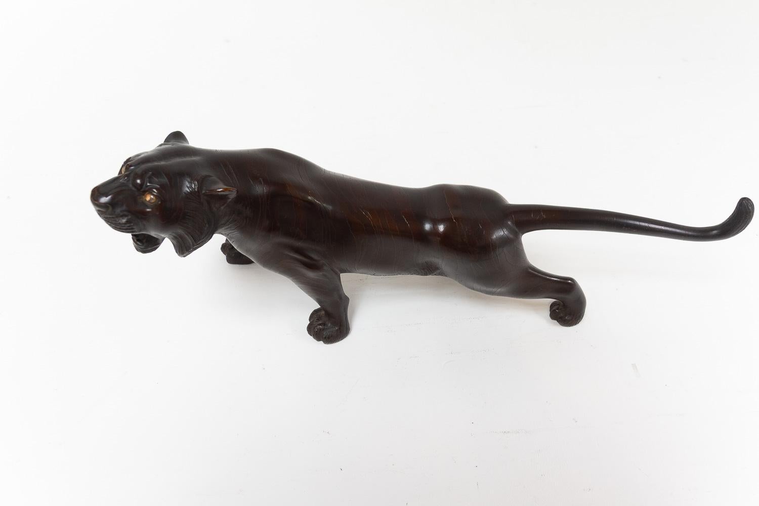 20ième siècle Sculpture japonaise Meiji en bronze représentant un tigre, années 1900. en vente