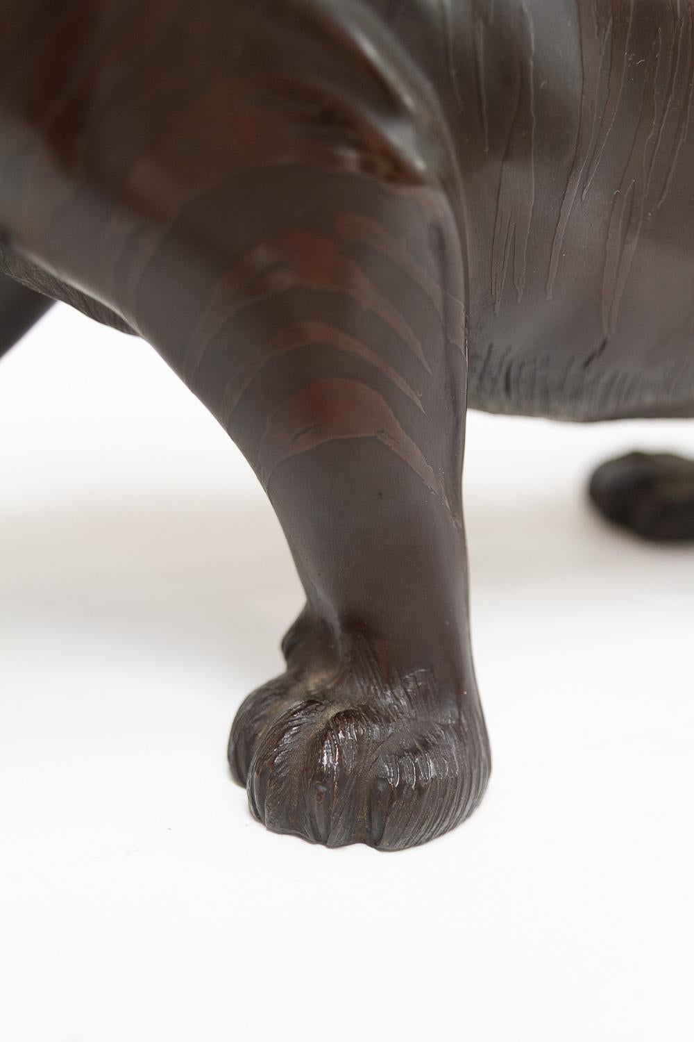 Bronze Sculpture japonaise Meiji en bronze représentant un tigre, années 1900. en vente