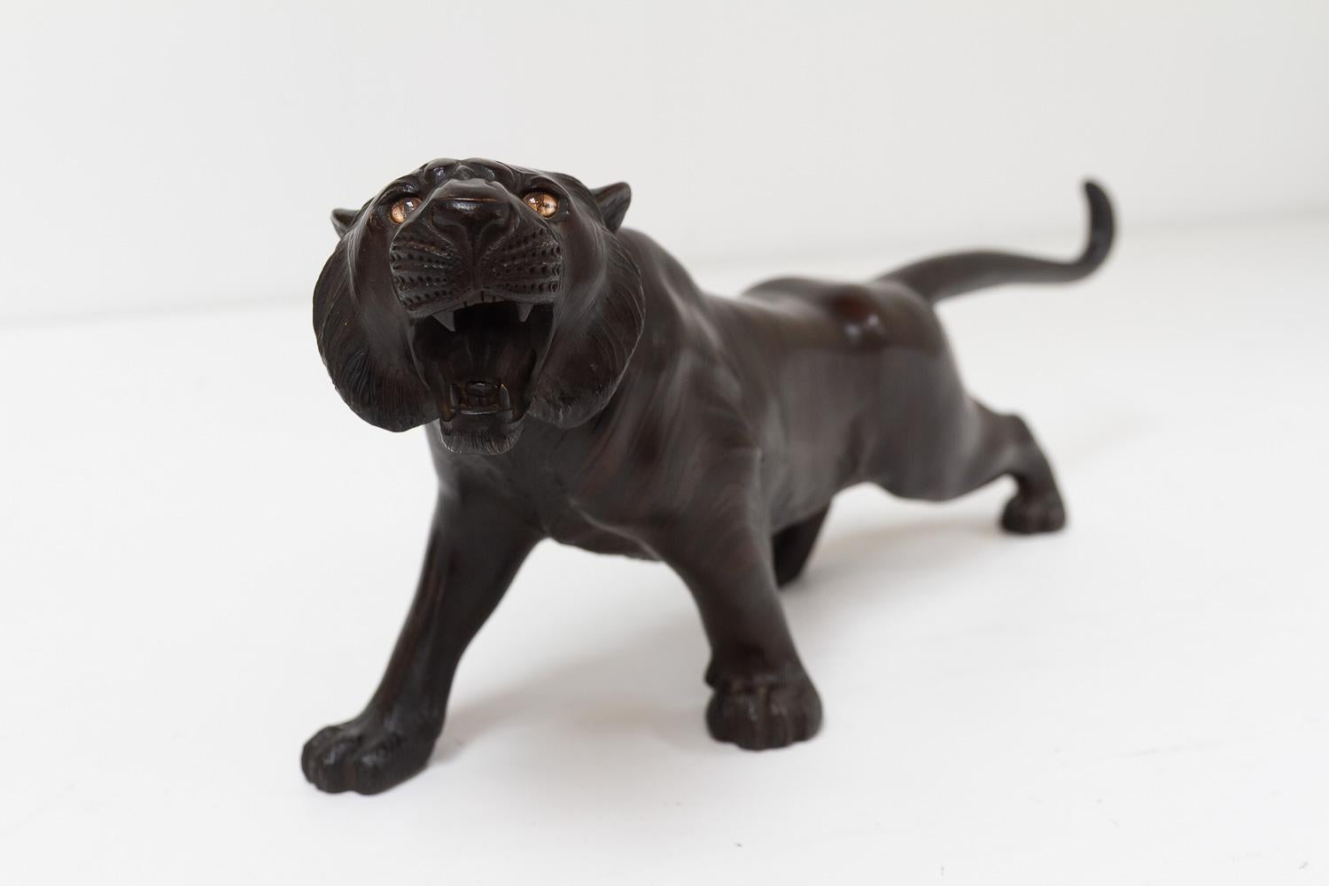 Sculpture japonaise Meiji en bronze représentant un tigre, années 1900. en vente 1