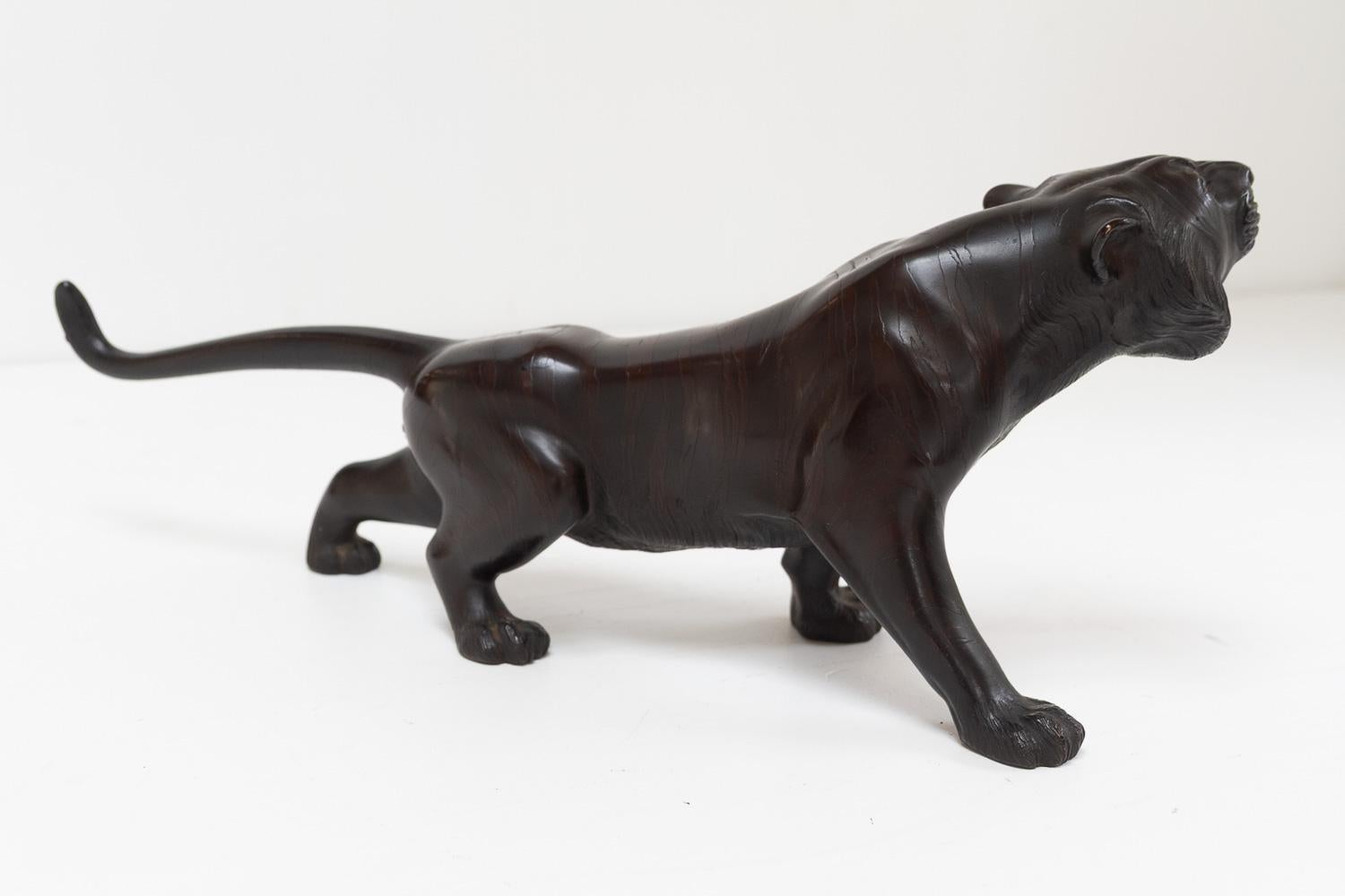 Sculpture japonaise Meiji en bronze représentant un tigre, années 1900. en vente 2