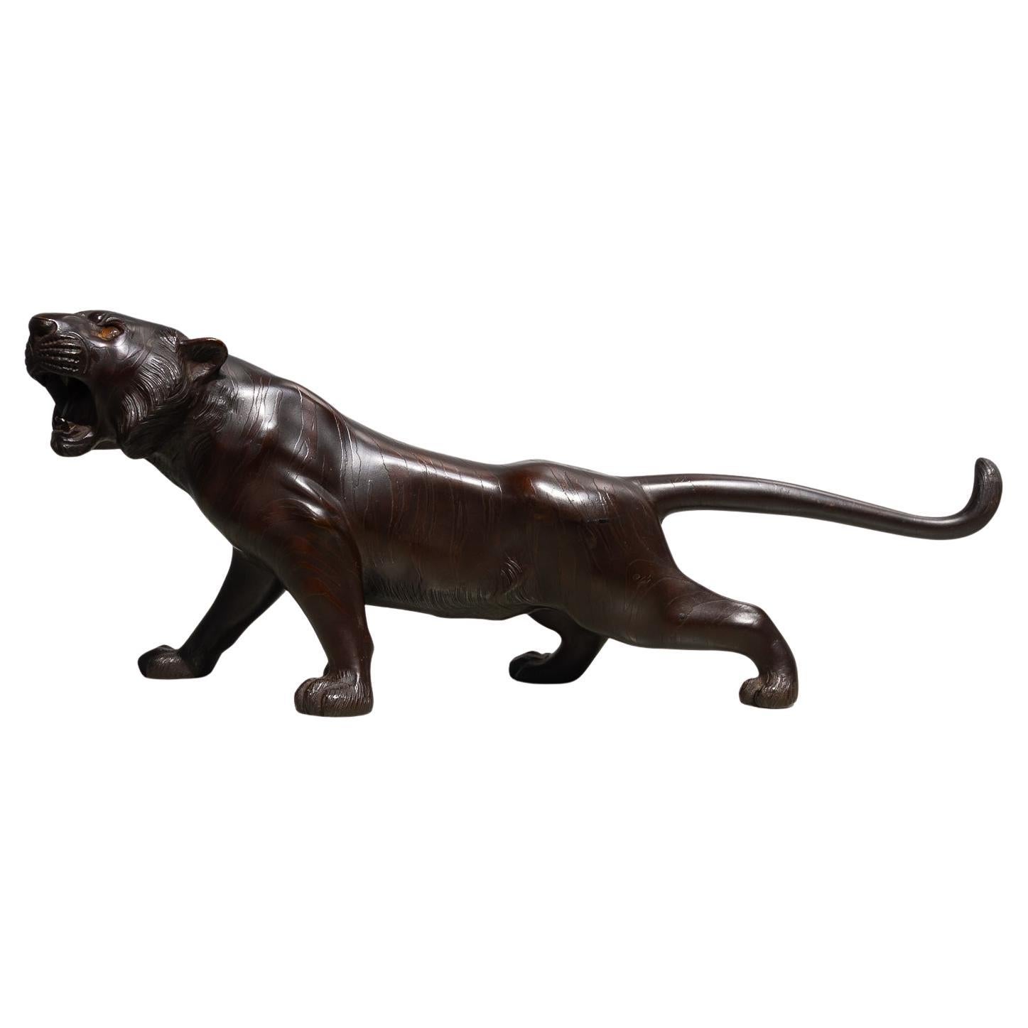 Sculpture japonaise Meiji en bronze représentant un tigre, années 1900.