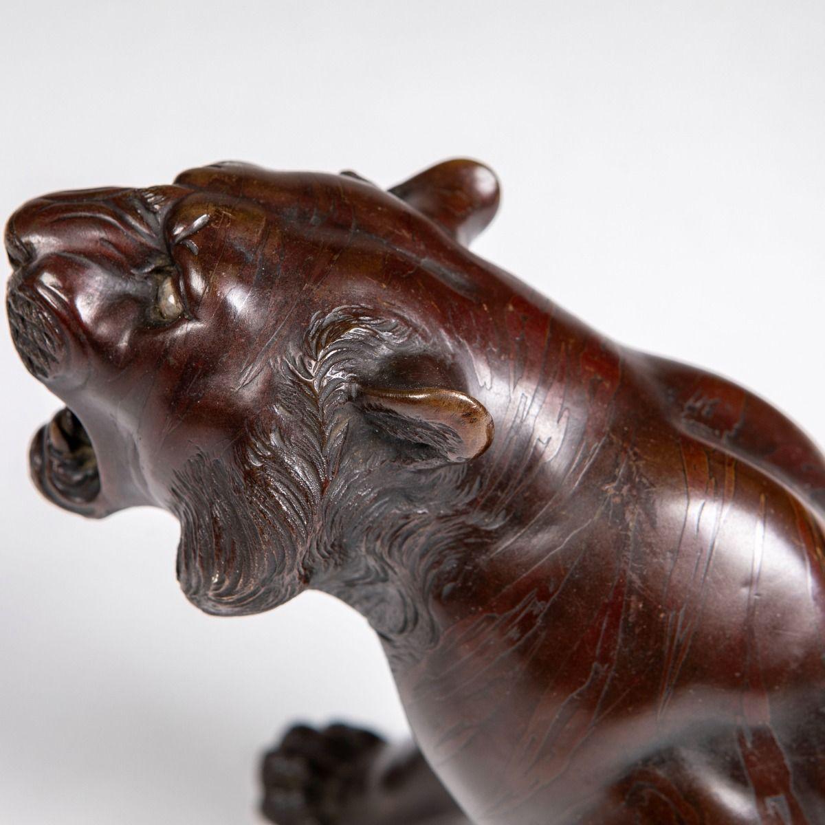 Sculpture japonaise Meiji en bronze représentant un tigre, avec signature estampillée en vente 4
