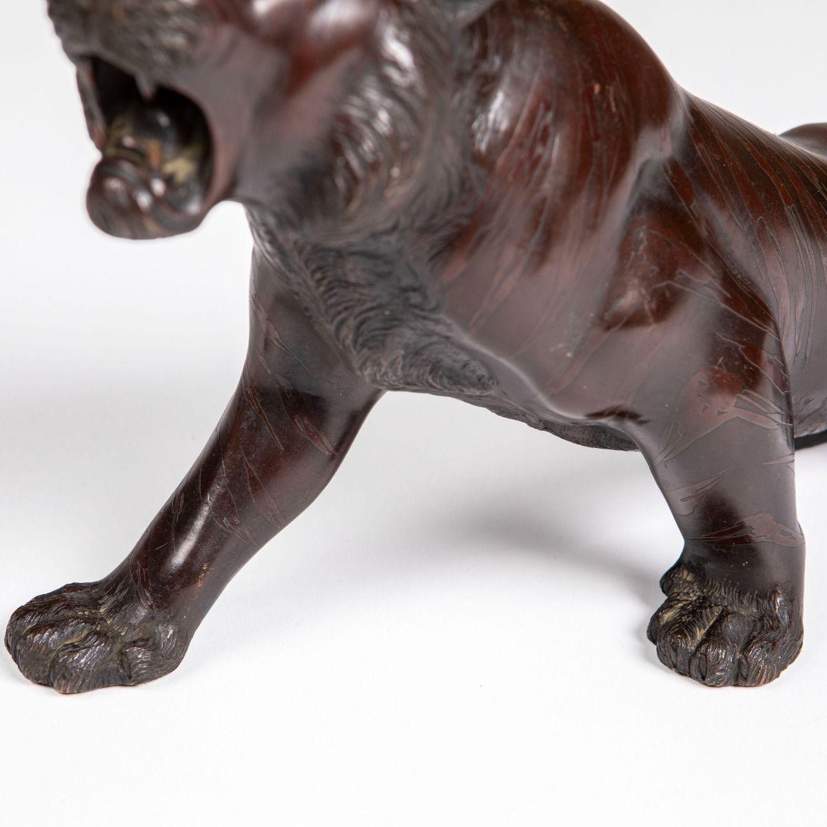 Sculpture japonaise Meiji en bronze représentant un tigre, avec signature estampillée en vente 5