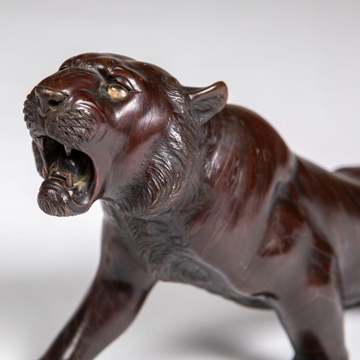 Sculpture japonaise Meiji en bronze représentant un tigre, avec signature estampillée en vente 6