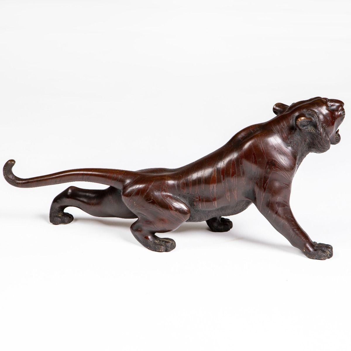 Japonais Sculpture japonaise Meiji en bronze représentant un tigre, avec signature estampillée en vente