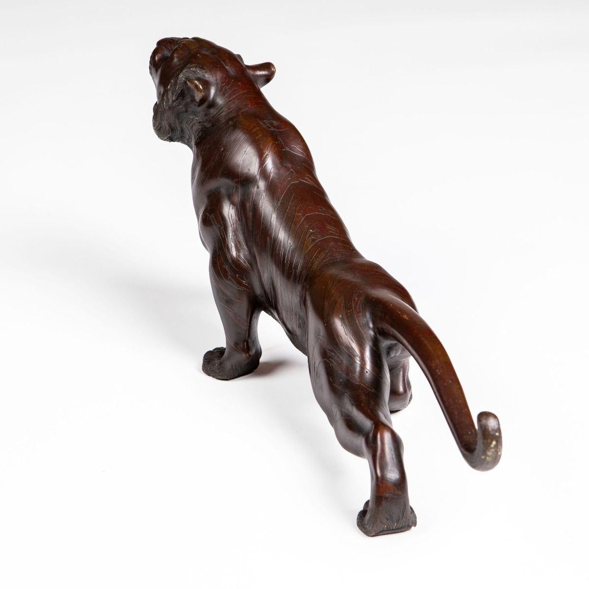 Sculpture japonaise Meiji en bronze représentant un tigre, avec signature estampillée Bon état - En vente à Kastrup, DK