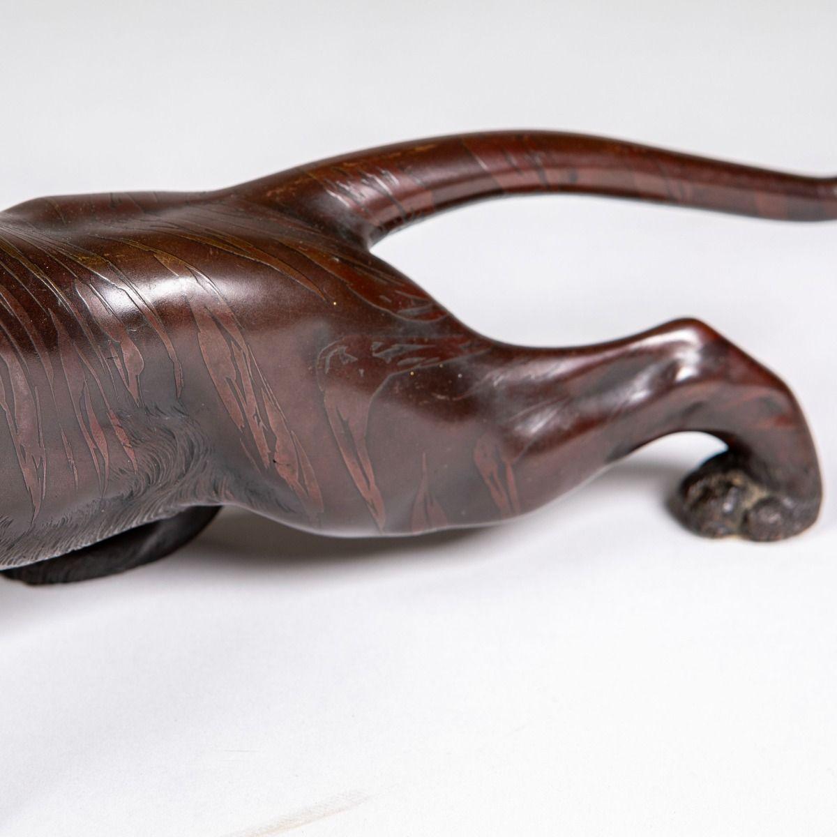 Sculpture japonaise Meiji en bronze représentant un tigre, avec signature estampillée en vente 1