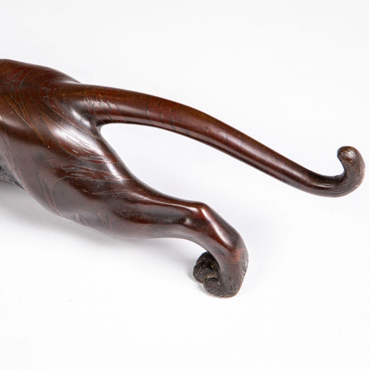 Sculpture japonaise Meiji en bronze représentant un tigre, avec signature estampillée en vente 2