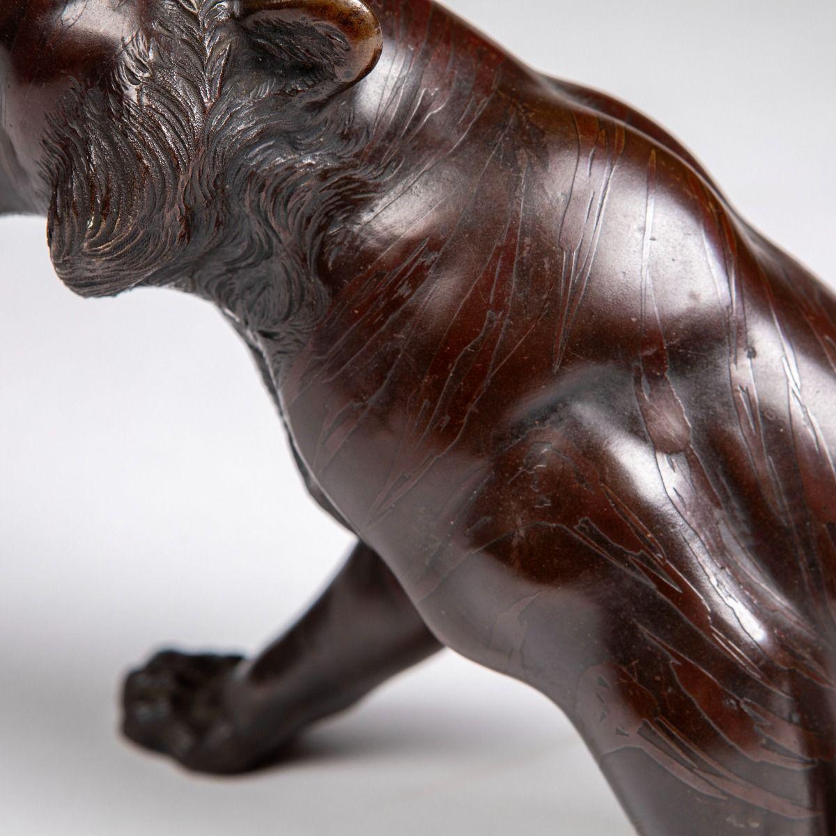 Sculpture japonaise Meiji en bronze représentant un tigre, avec signature estampillée en vente 3