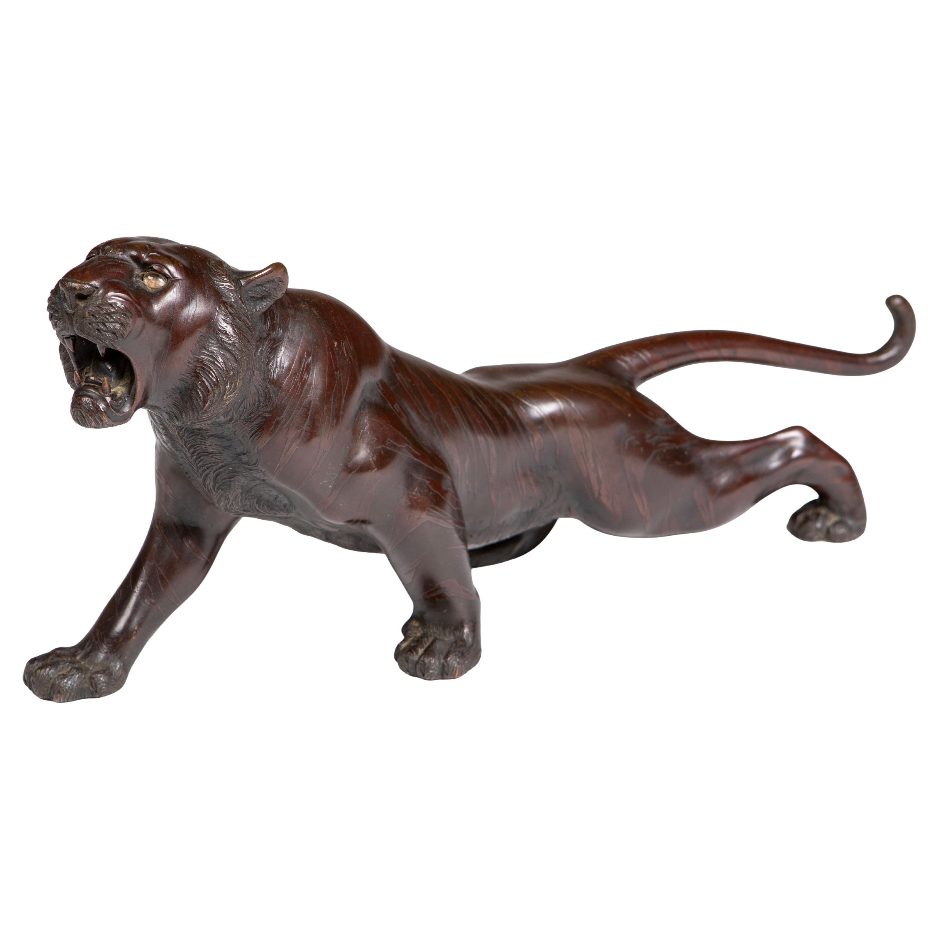 Scultura di tigre in bronzo giapponese Meiji con firma stampigliata