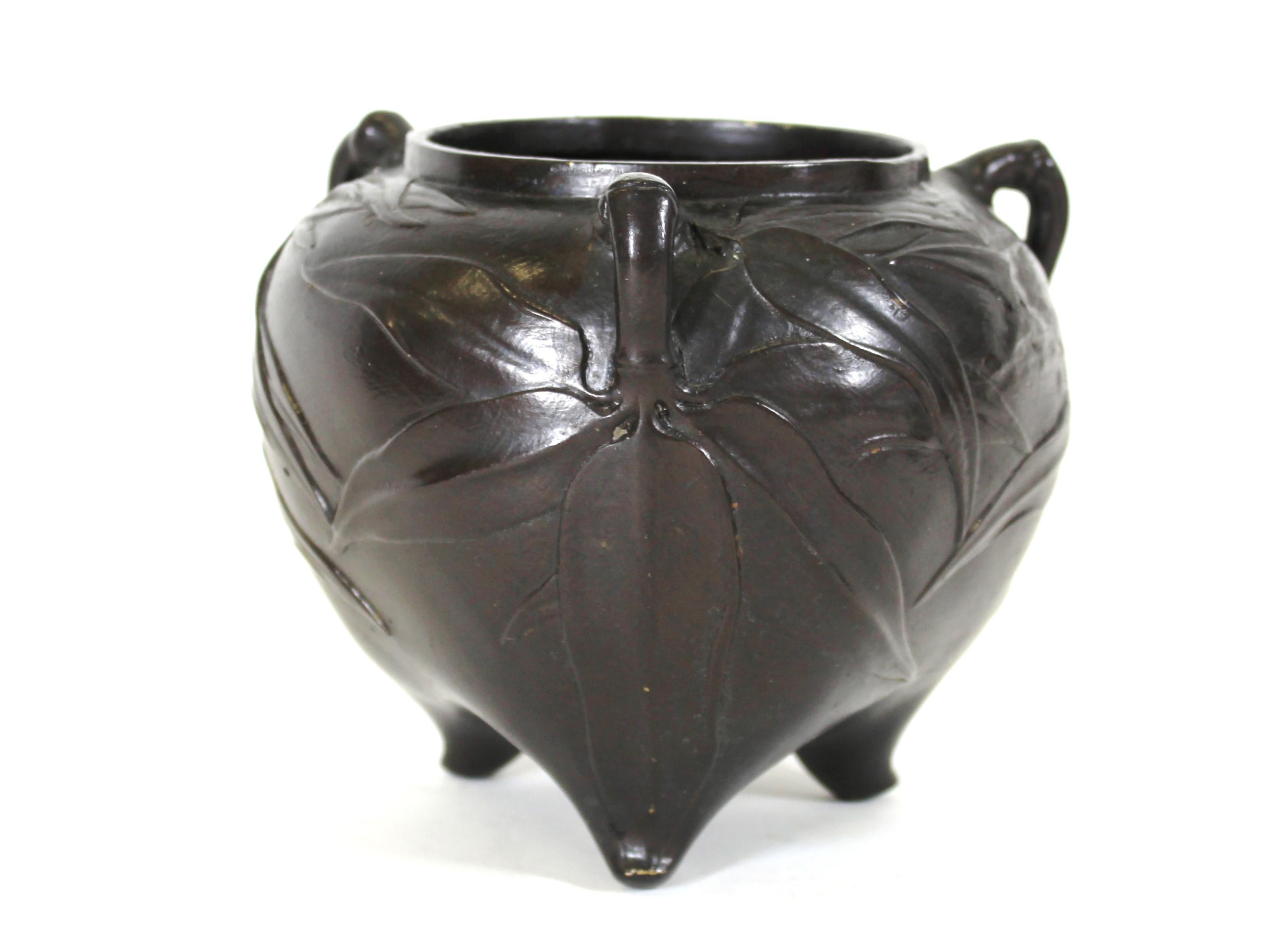 Japanese Meiji Bronze Tripod Vessel In Good Condition In Astoria, NY