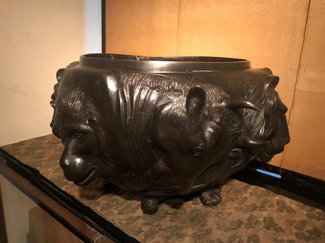 Japanese Meiji Bronze Vessel With Sculpted Animal Heads In Good Condition For Sale In New York, NY