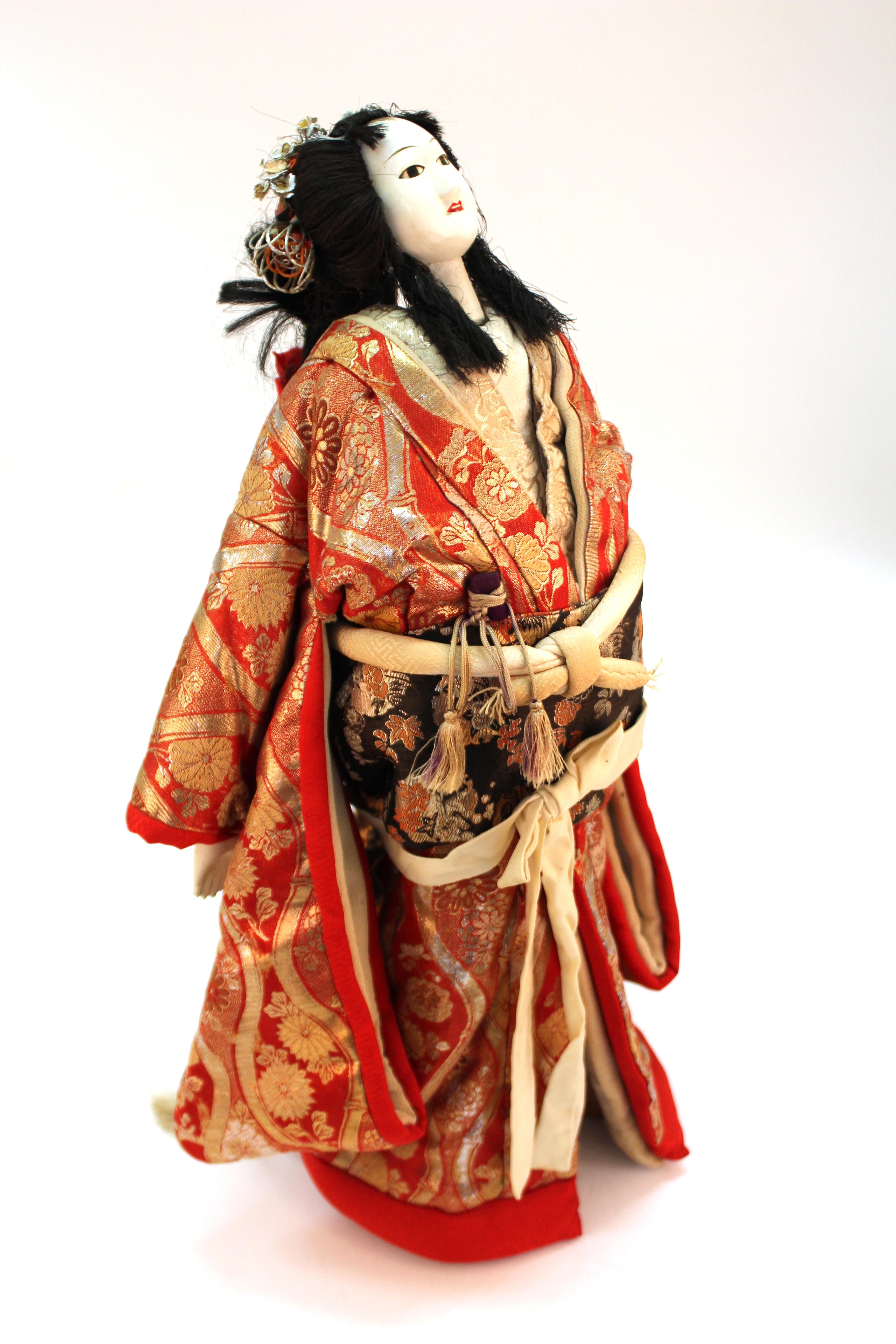 Marionnette japonaise de la période Meiji pour le théâtre de marionnettes traditionnel Bunraku ningyo joruri. La pièce a une tête en bois sculpté et est ornée de robes en textile richement détaillées de l'époque. La pièce date d'environ 1900 et est