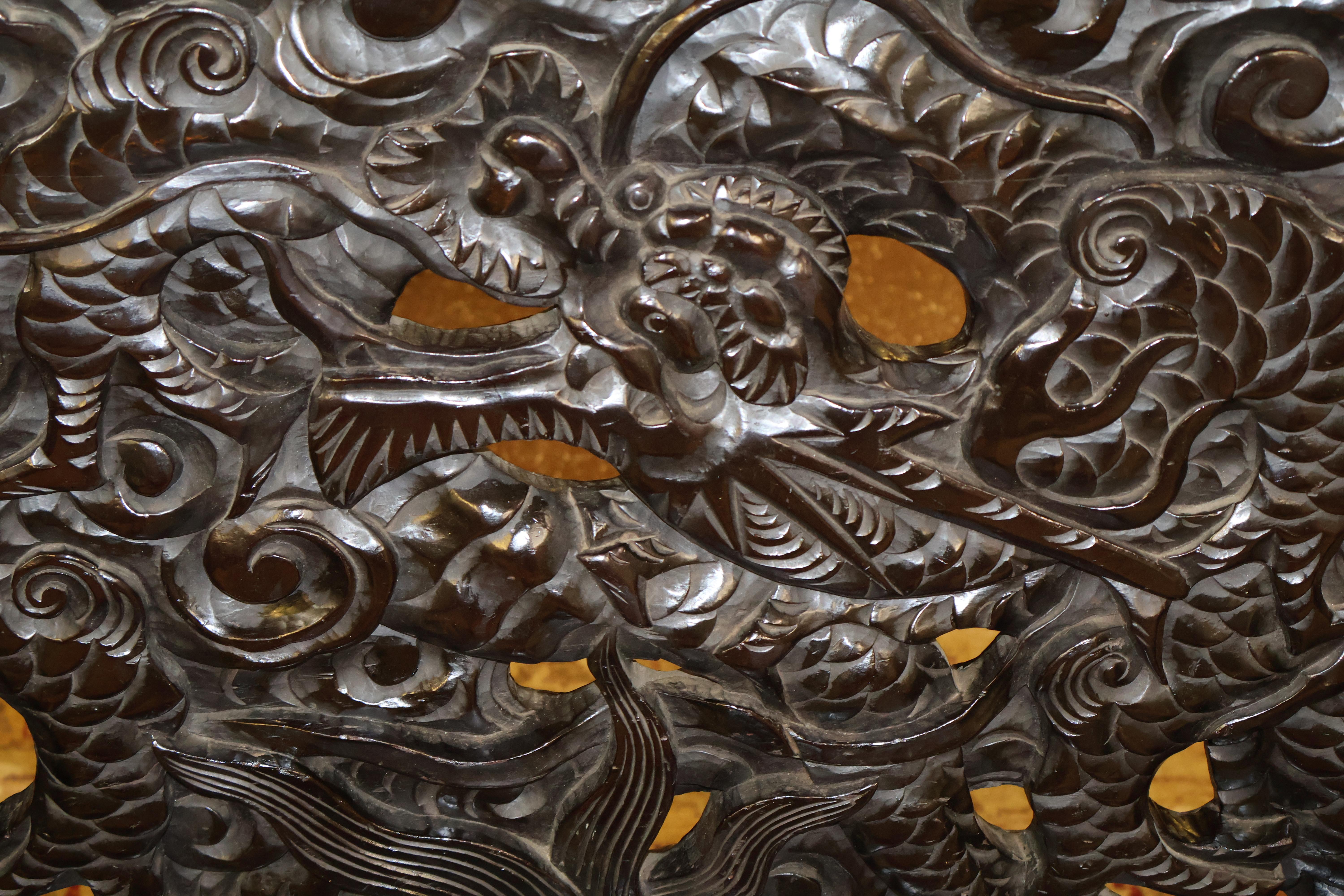 Banc japonais Meiji sculpté en teck sculpté représentant un dragon en vente 4