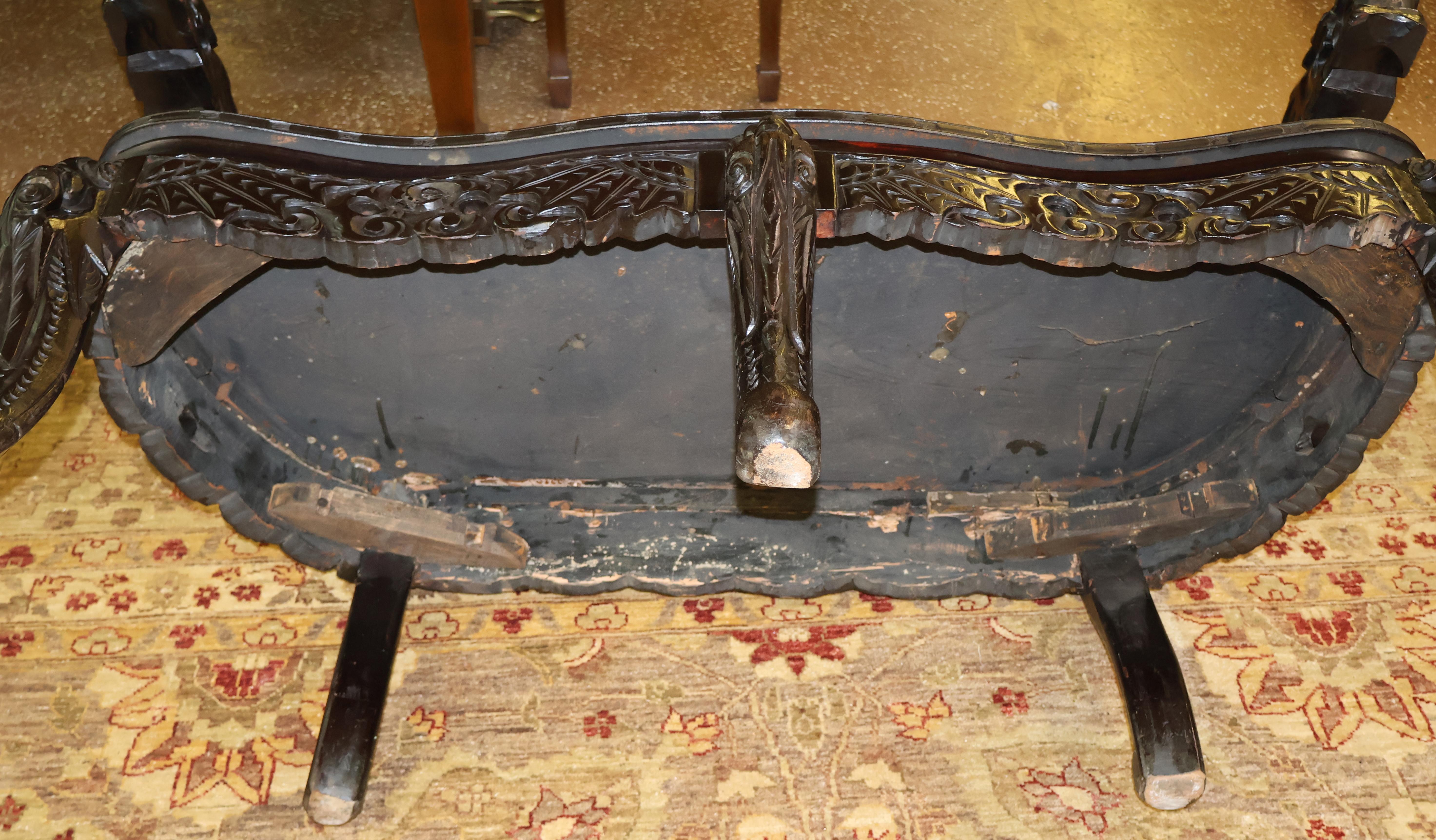 Banc japonais Meiji sculpté en teck sculpté représentant un dragon en vente 6
