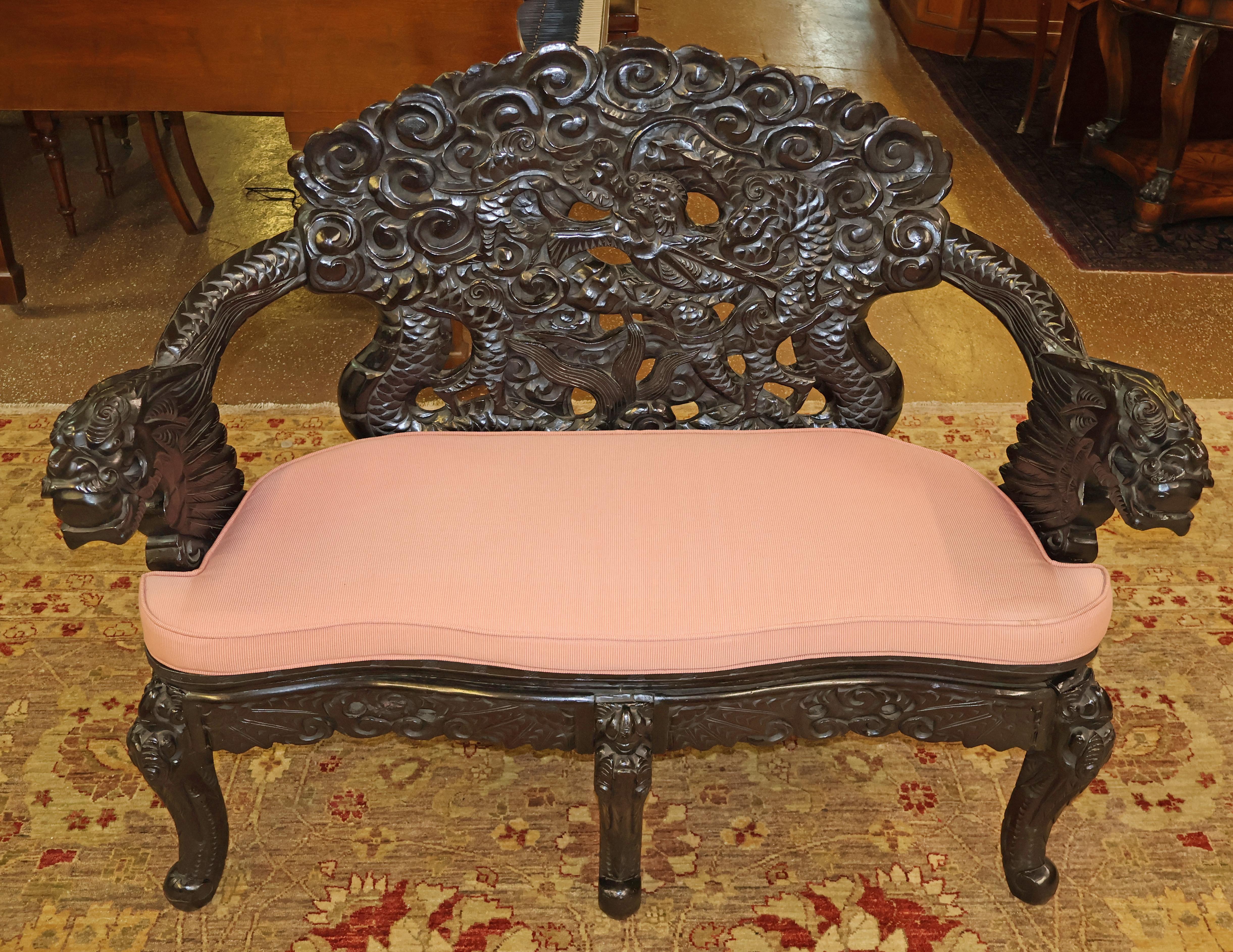 Superbe banc japonais Meiji en teck sculpté avec un dragon Canapé

Dimensions : 52