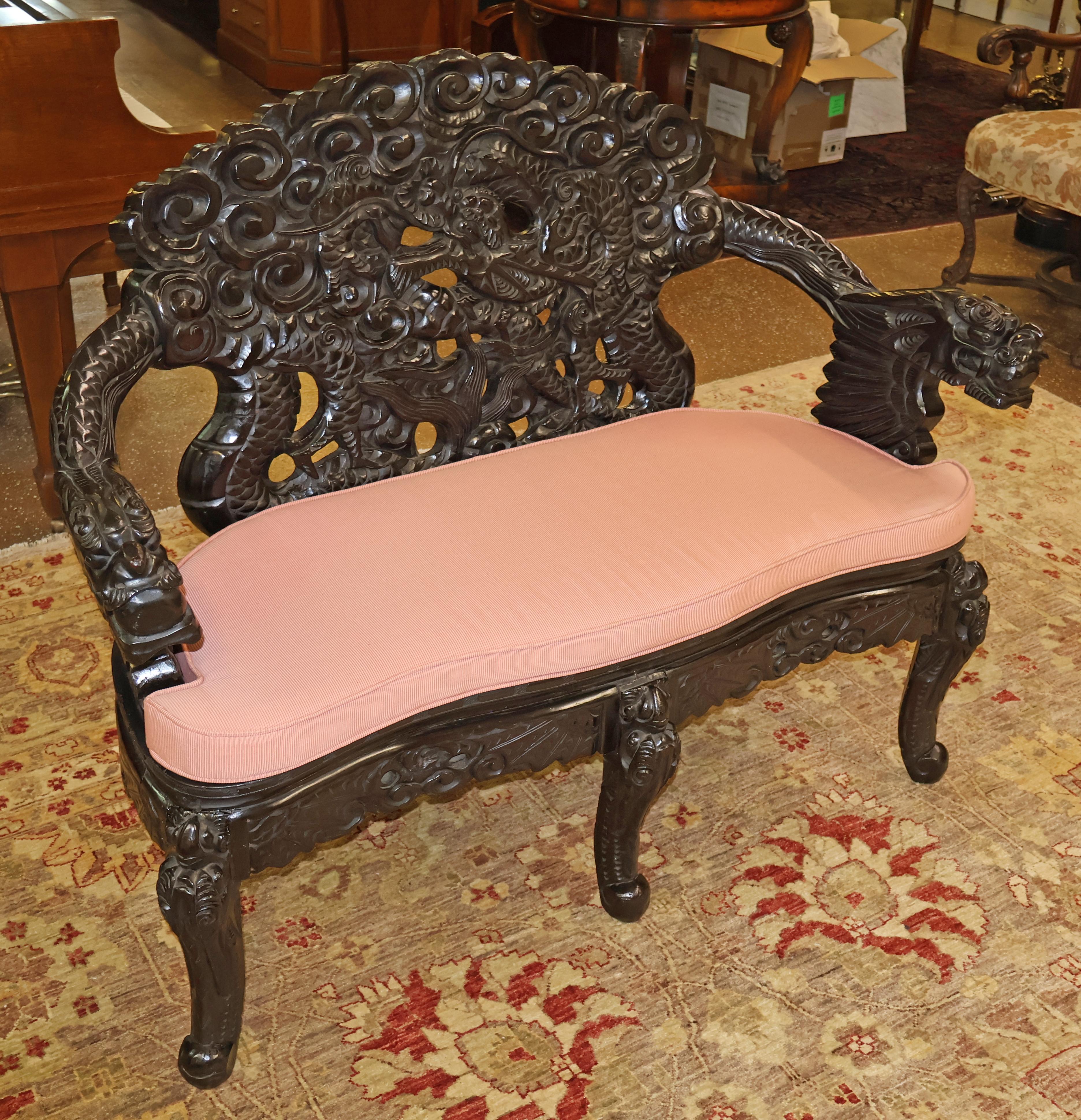 Japonais Banc japonais Meiji sculpté en teck sculpté représentant un dragon en vente