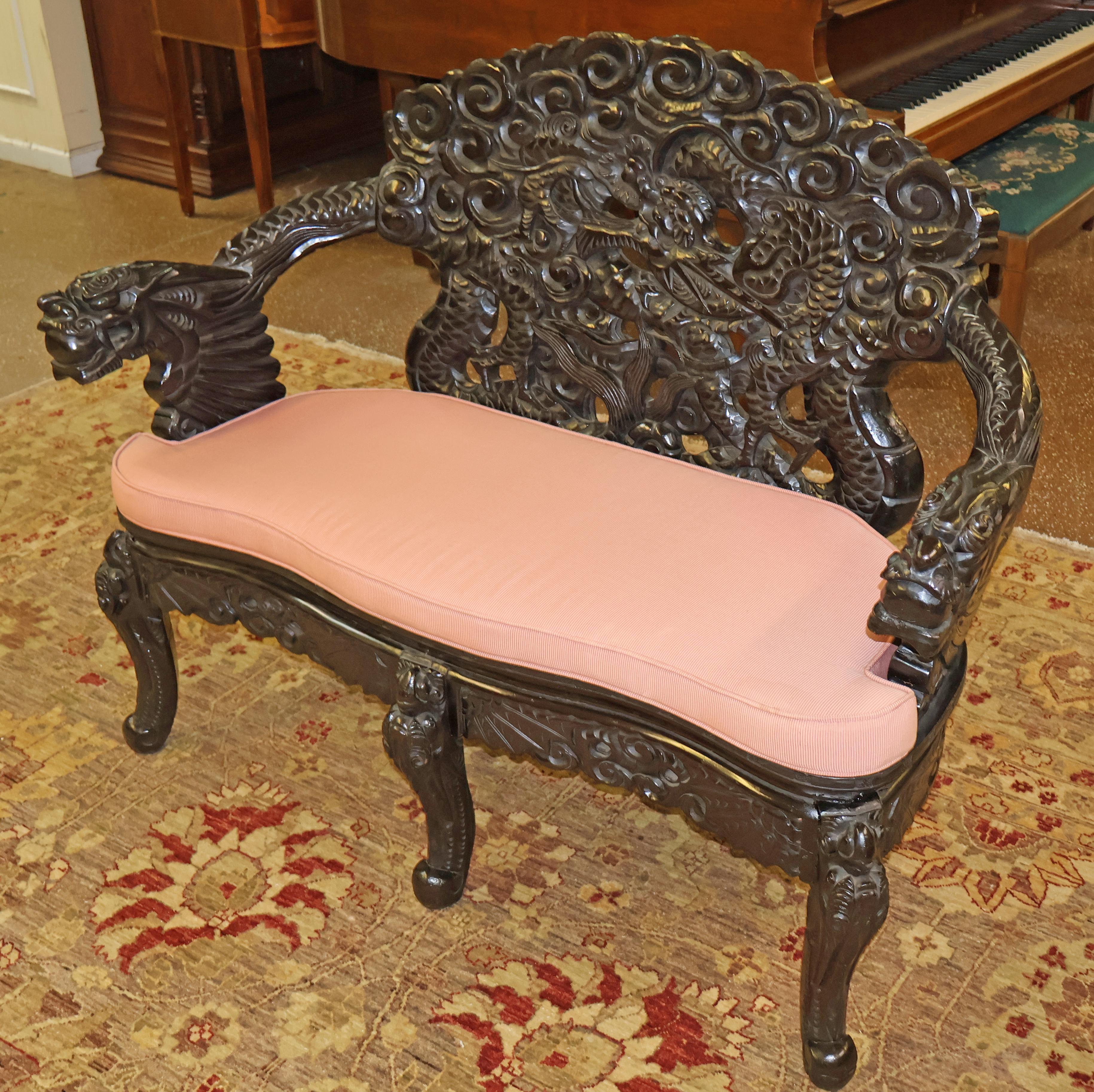 Banc japonais Meiji sculpté en teck sculpté représentant un dragon Bon état - En vente à Long Branch, NJ