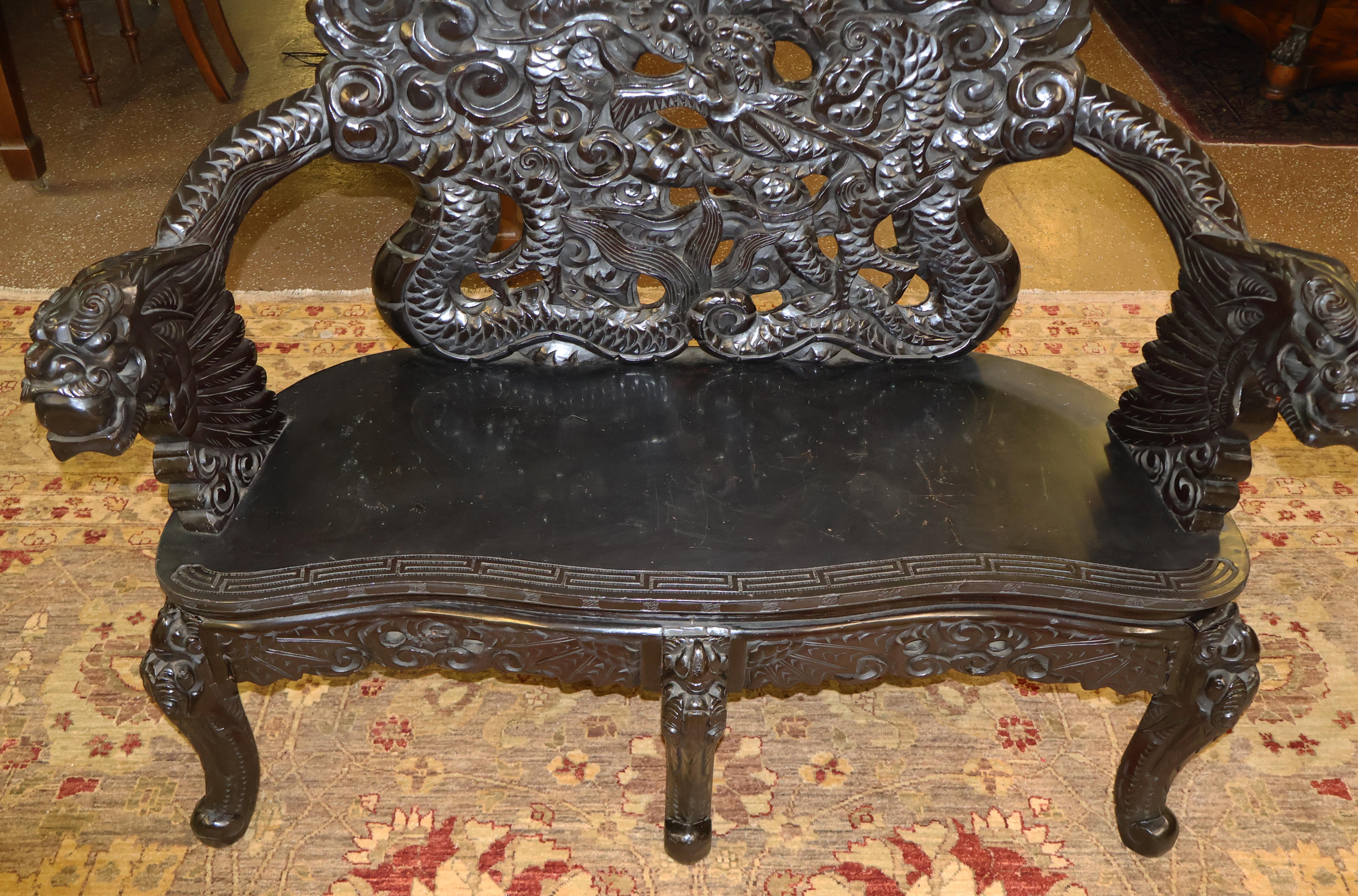 20ième siècle Banc japonais Meiji sculpté en teck sculpté représentant un dragon en vente
