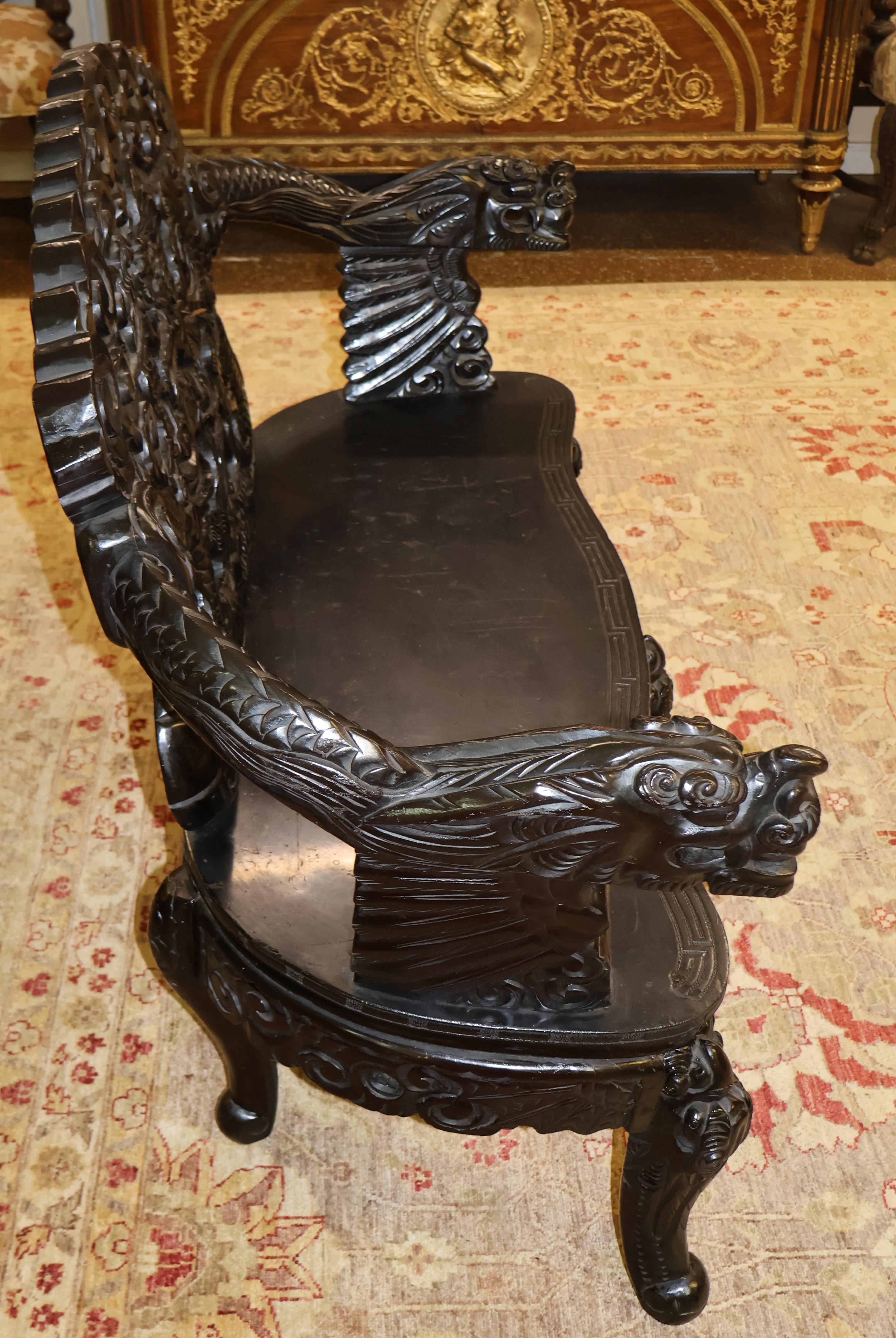 Teck Banc japonais Meiji sculpté en teck sculpté représentant un dragon en vente