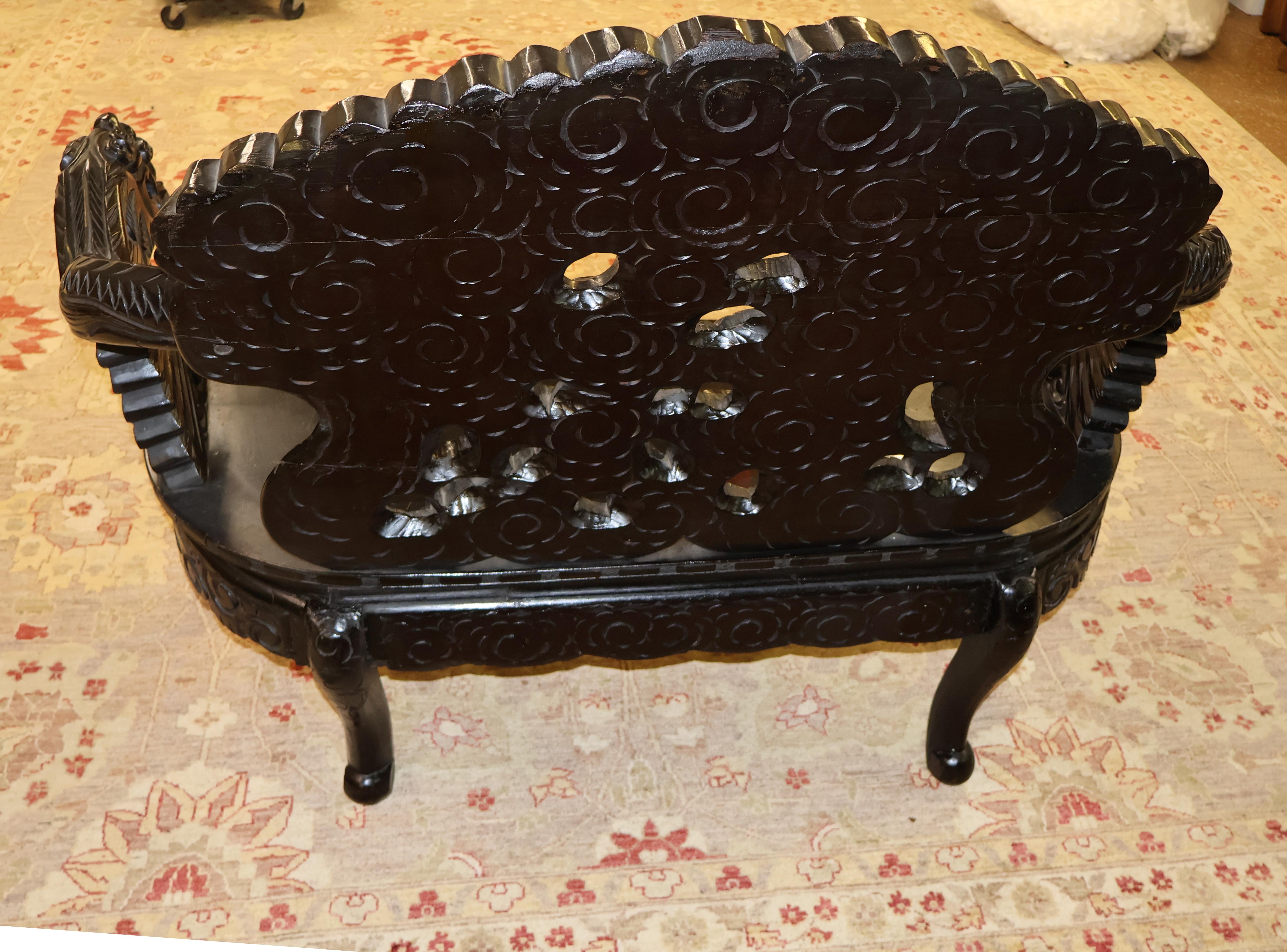Banc japonais Meiji sculpté en teck sculpté représentant un dragon en vente 1