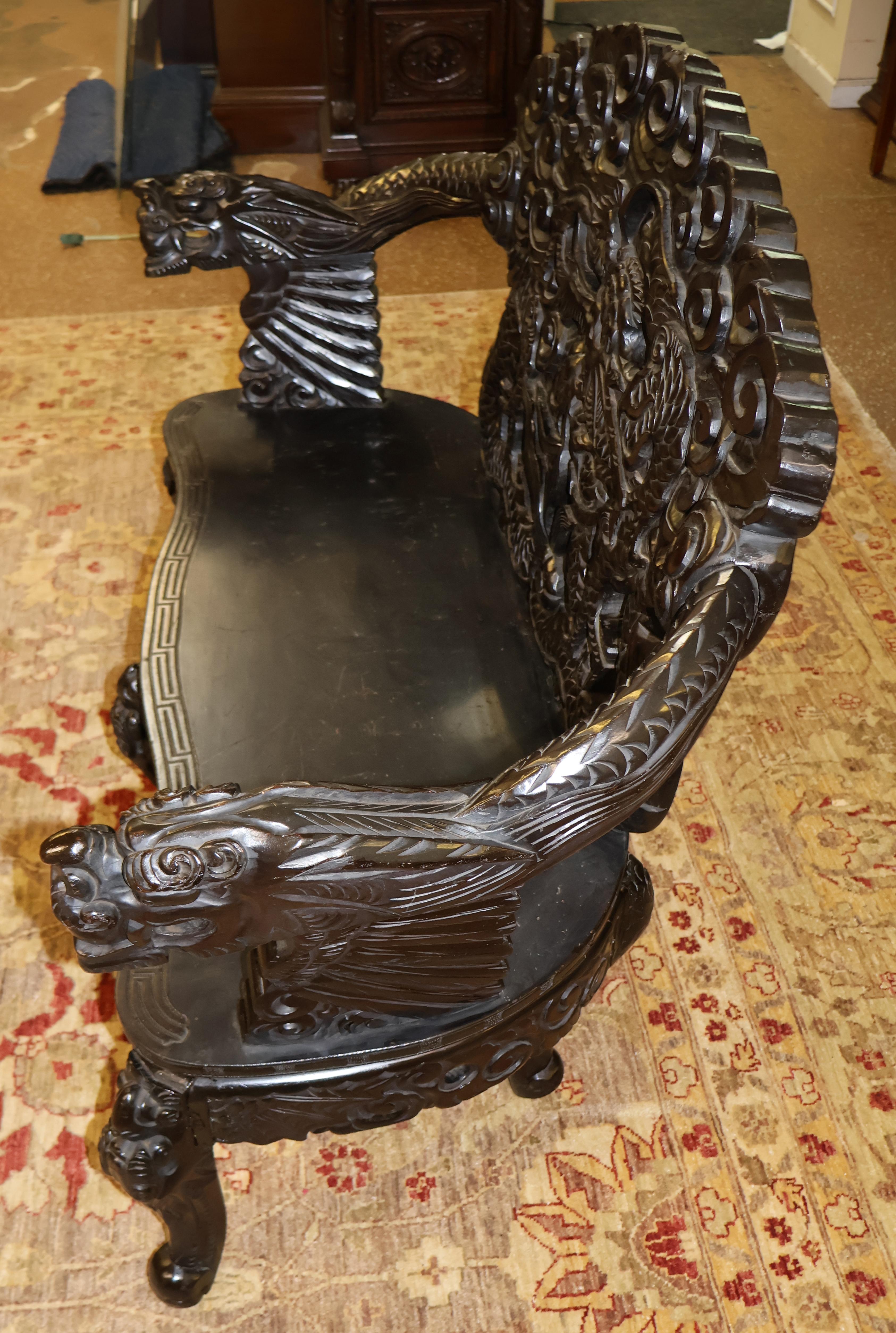 Banc japonais Meiji sculpté en teck sculpté représentant un dragon en vente 2