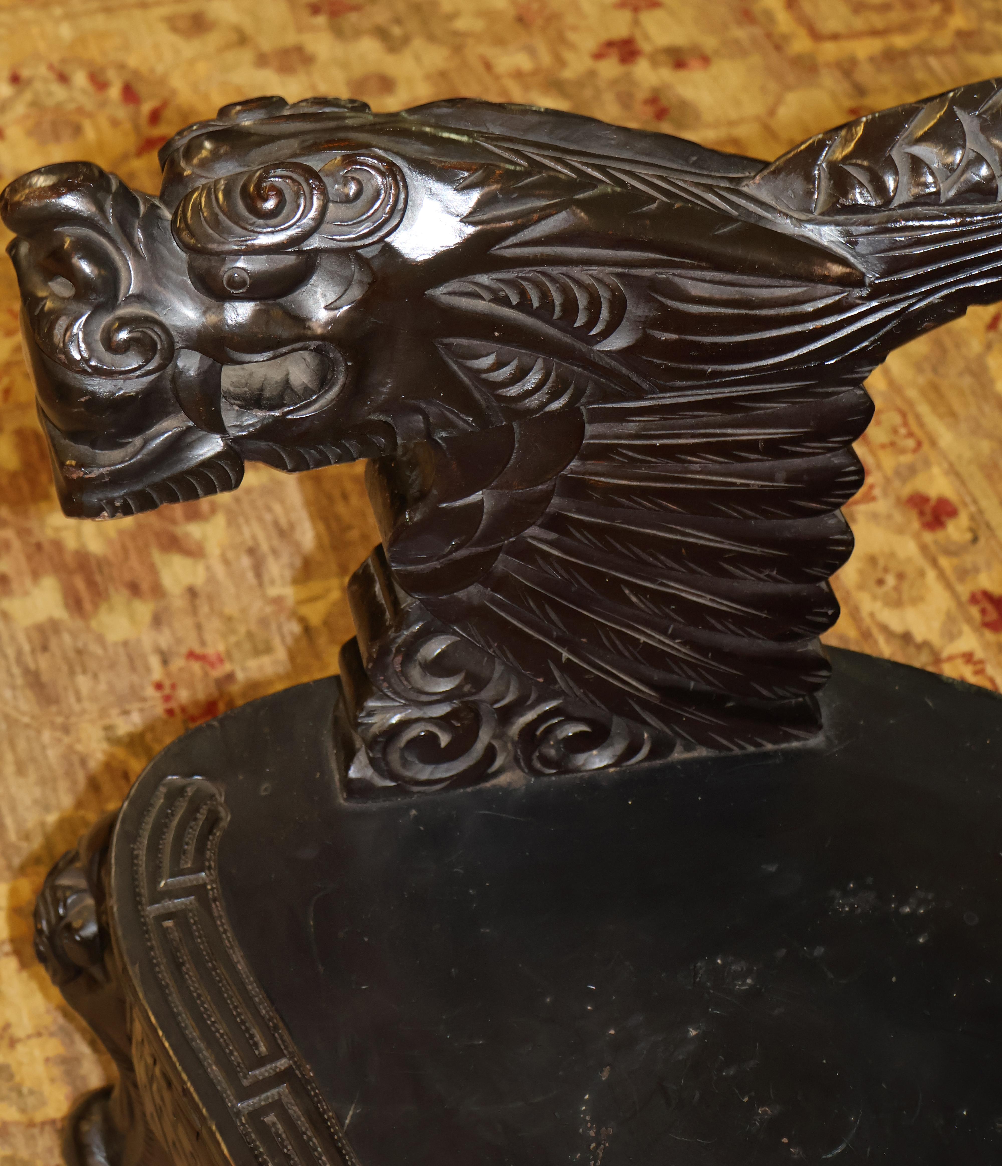 Banc japonais Meiji sculpté en teck sculpté représentant un dragon en vente 3