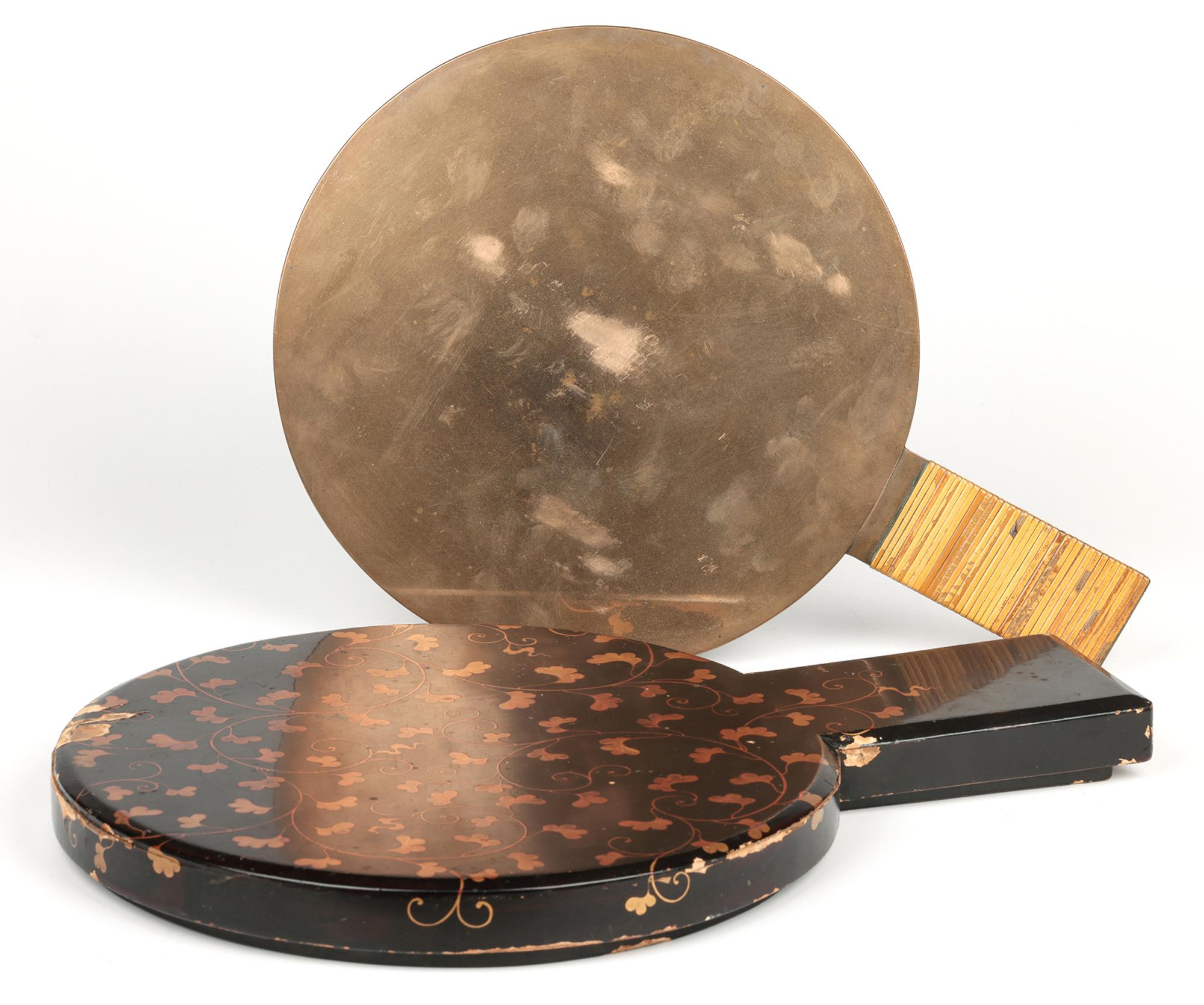Antiguo espejo japonés Kagami de bronce del periodo Meiji, de excepcional calidad, moldeado con grullas y presentado en su estuche original datado en el siglo XIX y probablemente de principios del periodo Meiji. El espejo es de forma grande y