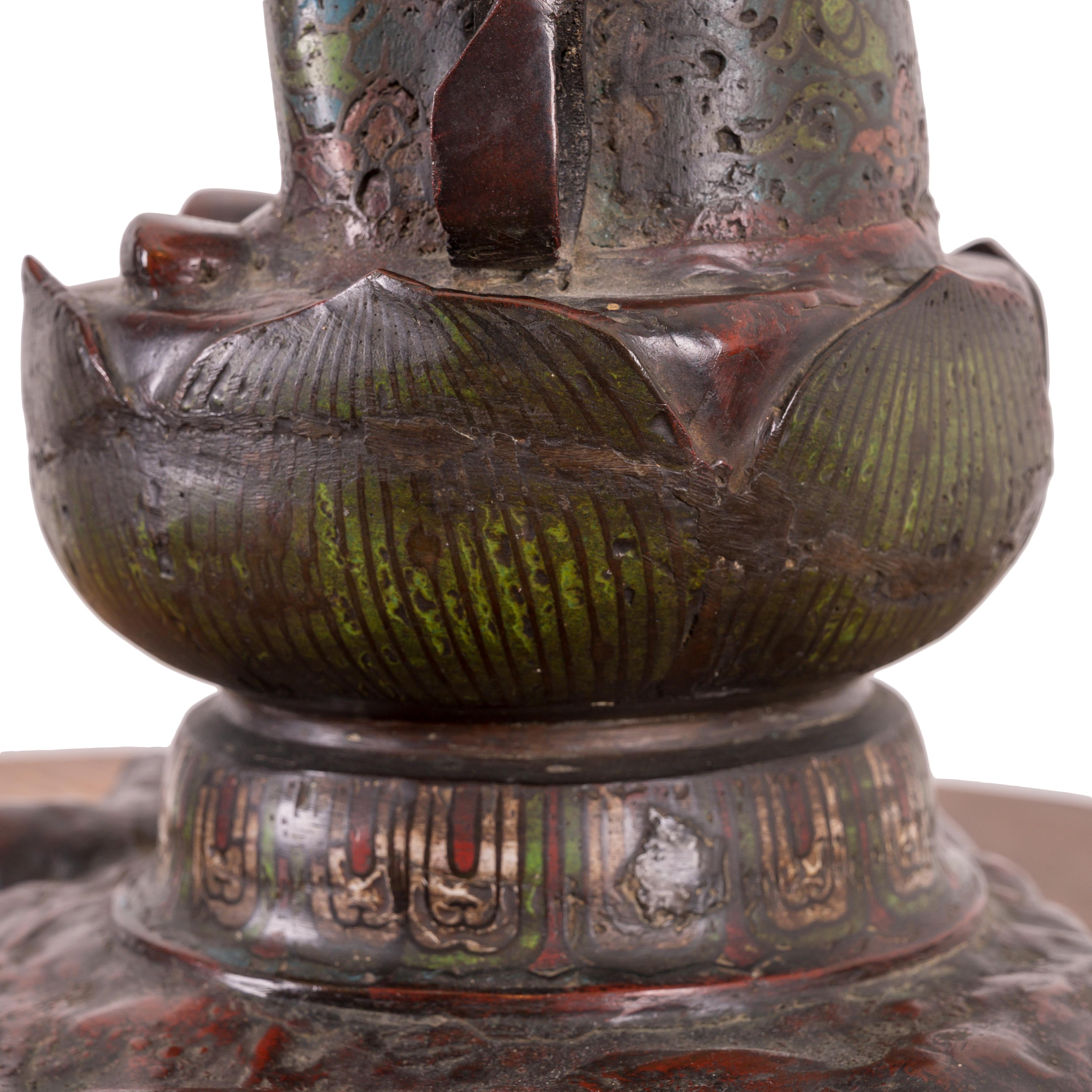Figure Kannon japonaise en bronze champlevé Meiji en vente 5
