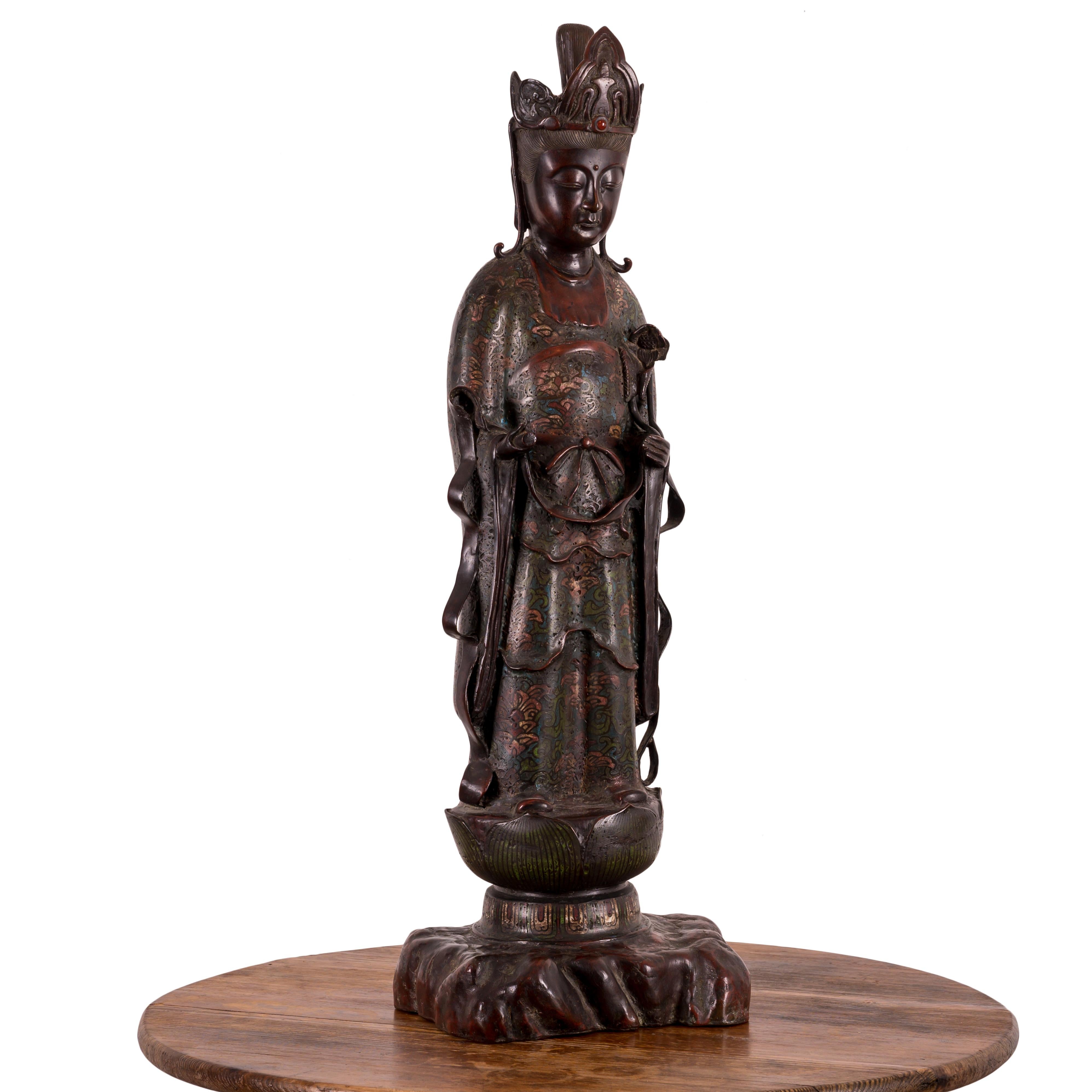 Japanische Champlevé-Bronzefigur des Kannon-Bodhisattva Avalokiteshvara, Meiji-Zeit.

9 ¾ Zoll breit, 8 Zoll tief und 29 ½ Zoll hoch