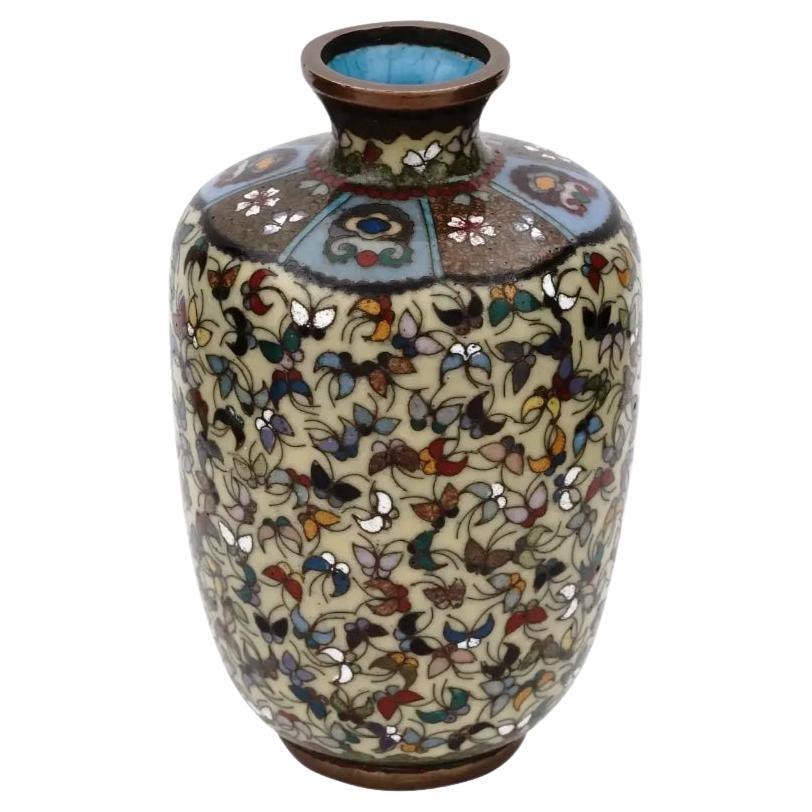 Antike japanische Meiji-Schmetterlingsvase aus Cloisonné-Emaille mit 1000 Schmetterlingen